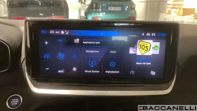 Peugeot 208 view 11