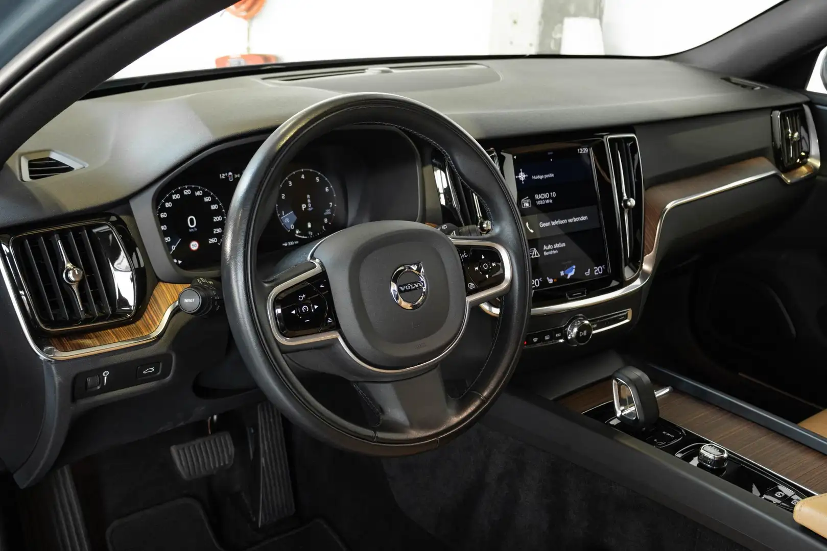 Volvo V60 Cross Country B5 AWD Business Pro | 1ste eigenaar | Amber Nappa Gris - 2