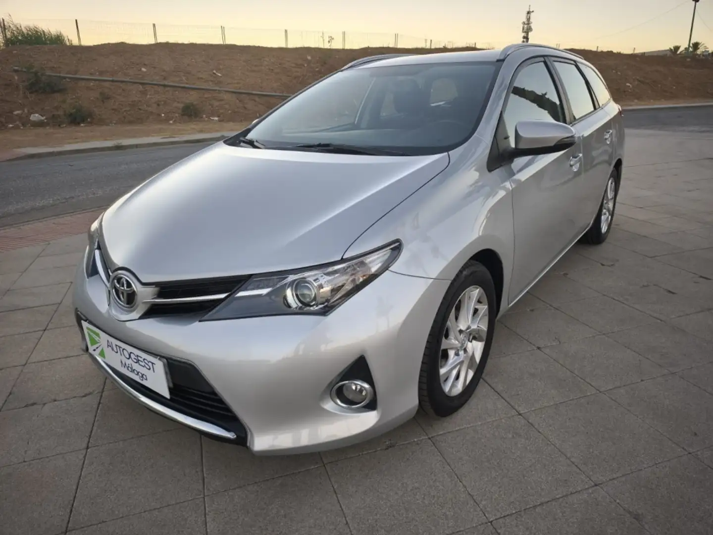 Toyota Auris Touring Sports 120D Live Gris - 2