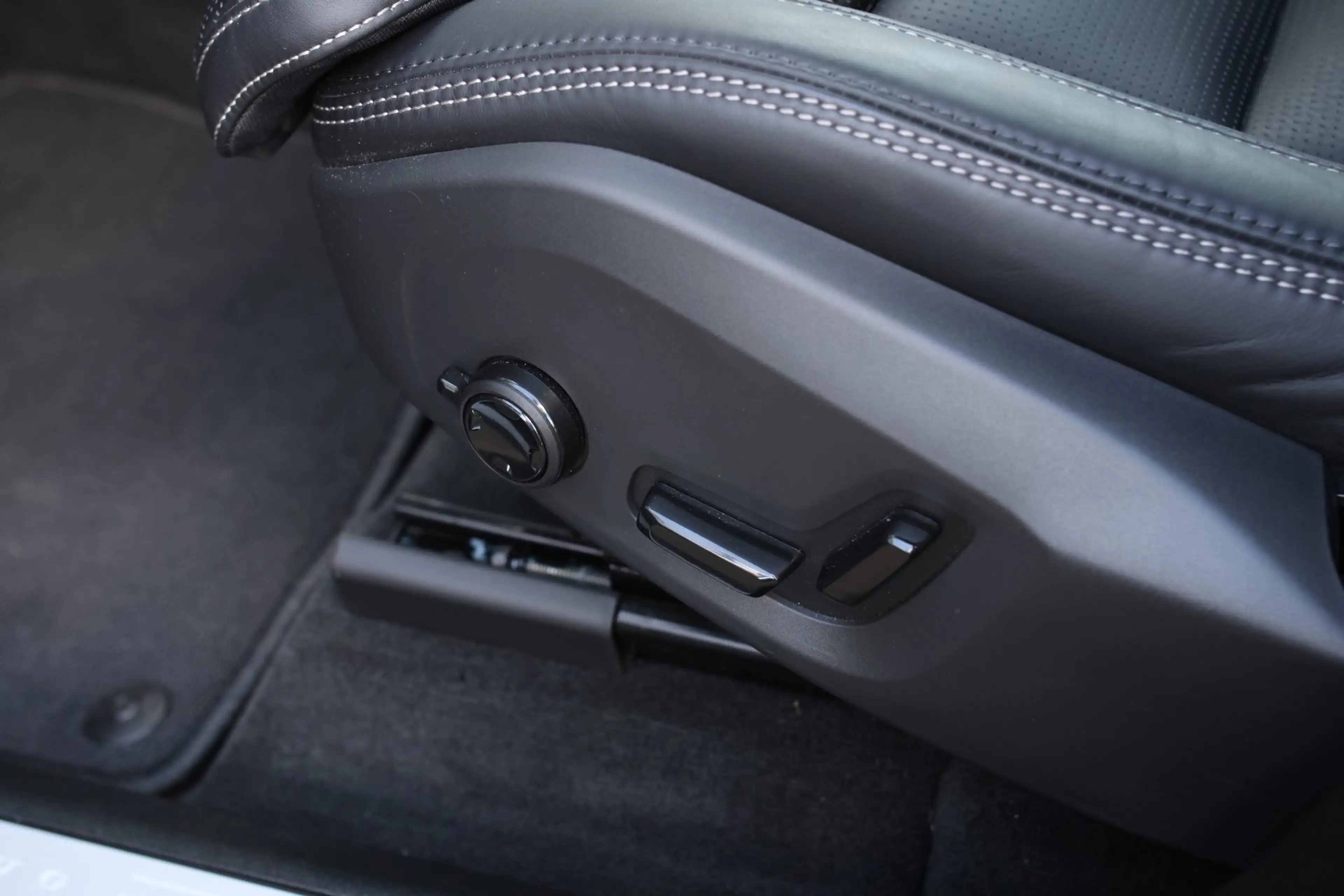 Volvo XC60 2.0 T8 Plug-in hybrid AWD Ultra Black Edition *B&W — photo 38