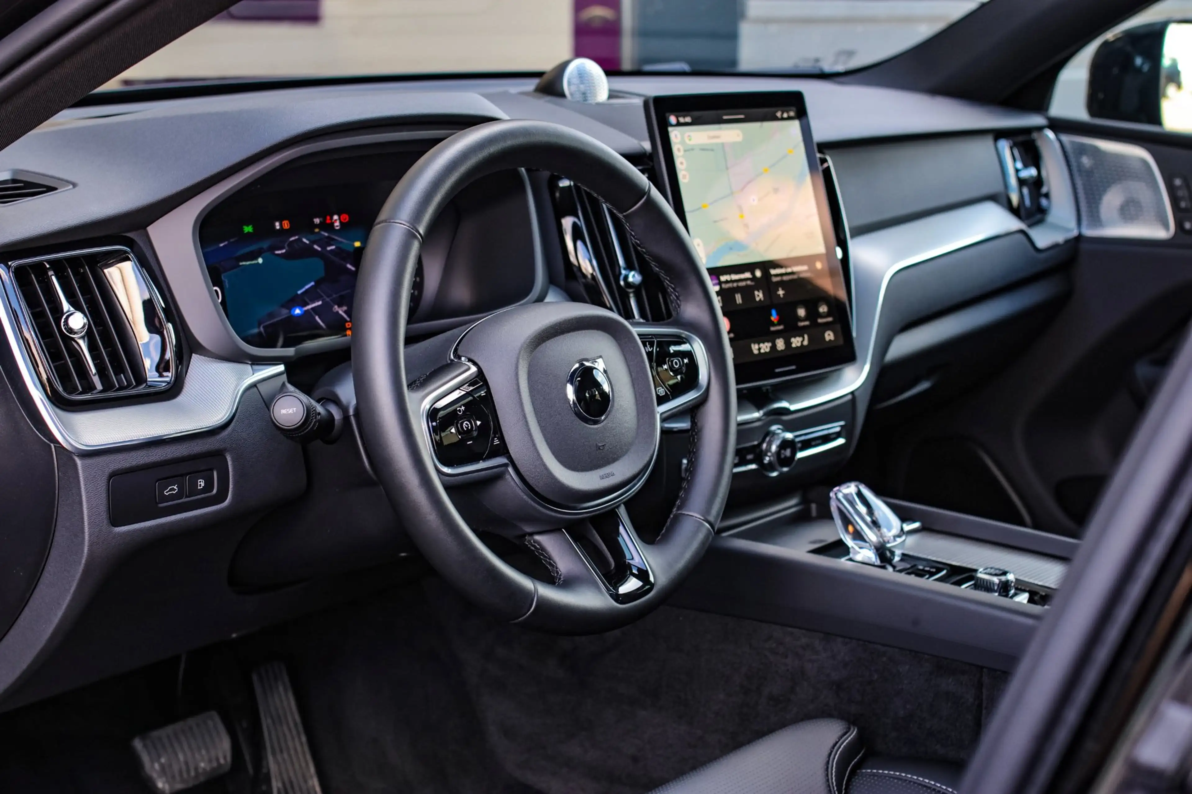 Volvo XC60 2.0 T8 Plug-in hybrid AWD Ultra Black Edition *B&W — photo 3