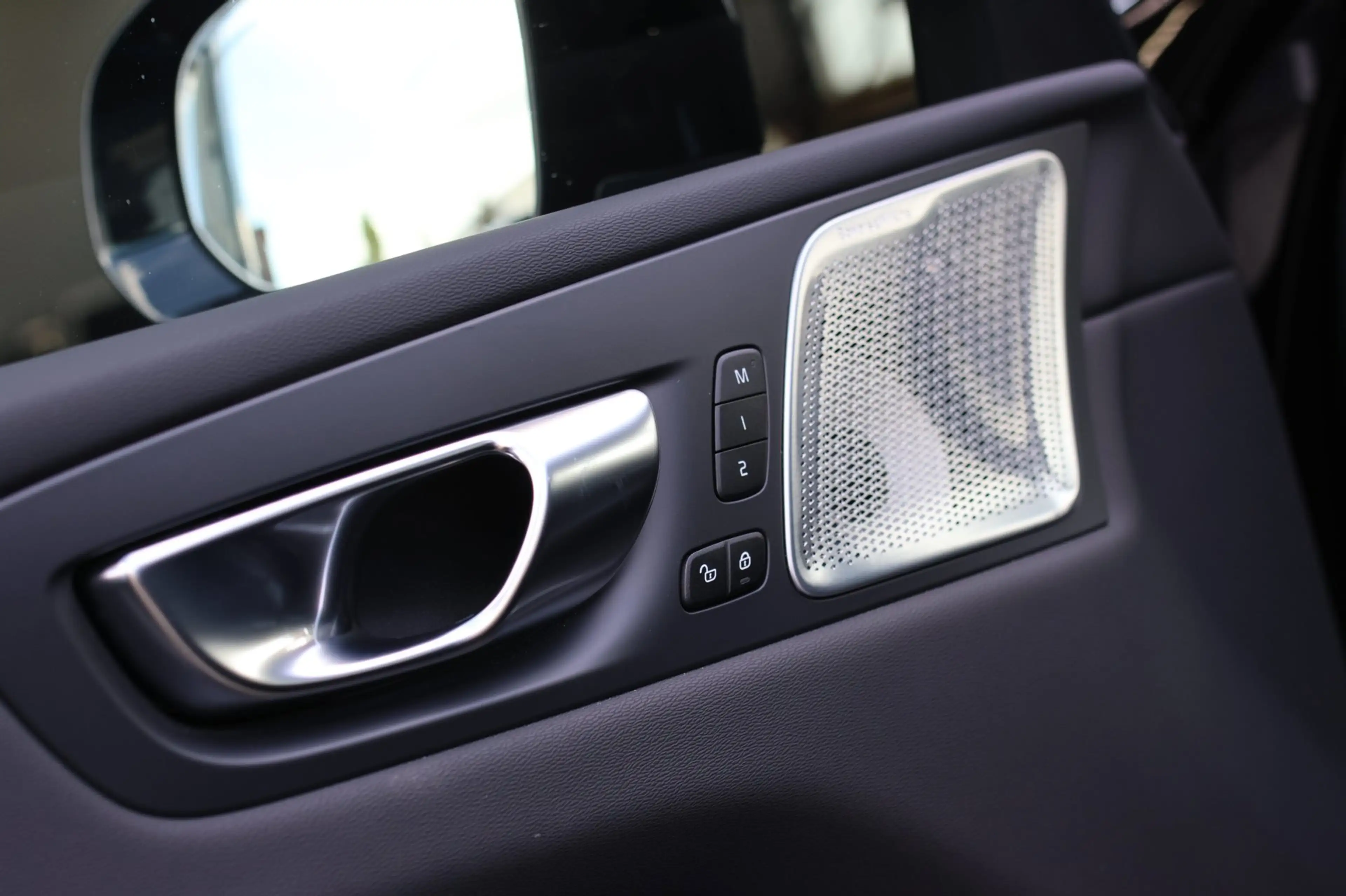 Volvo XC60 2.0 T8 Plug-in hybrid AWD Ultra Black Edition *B&W — photo 29