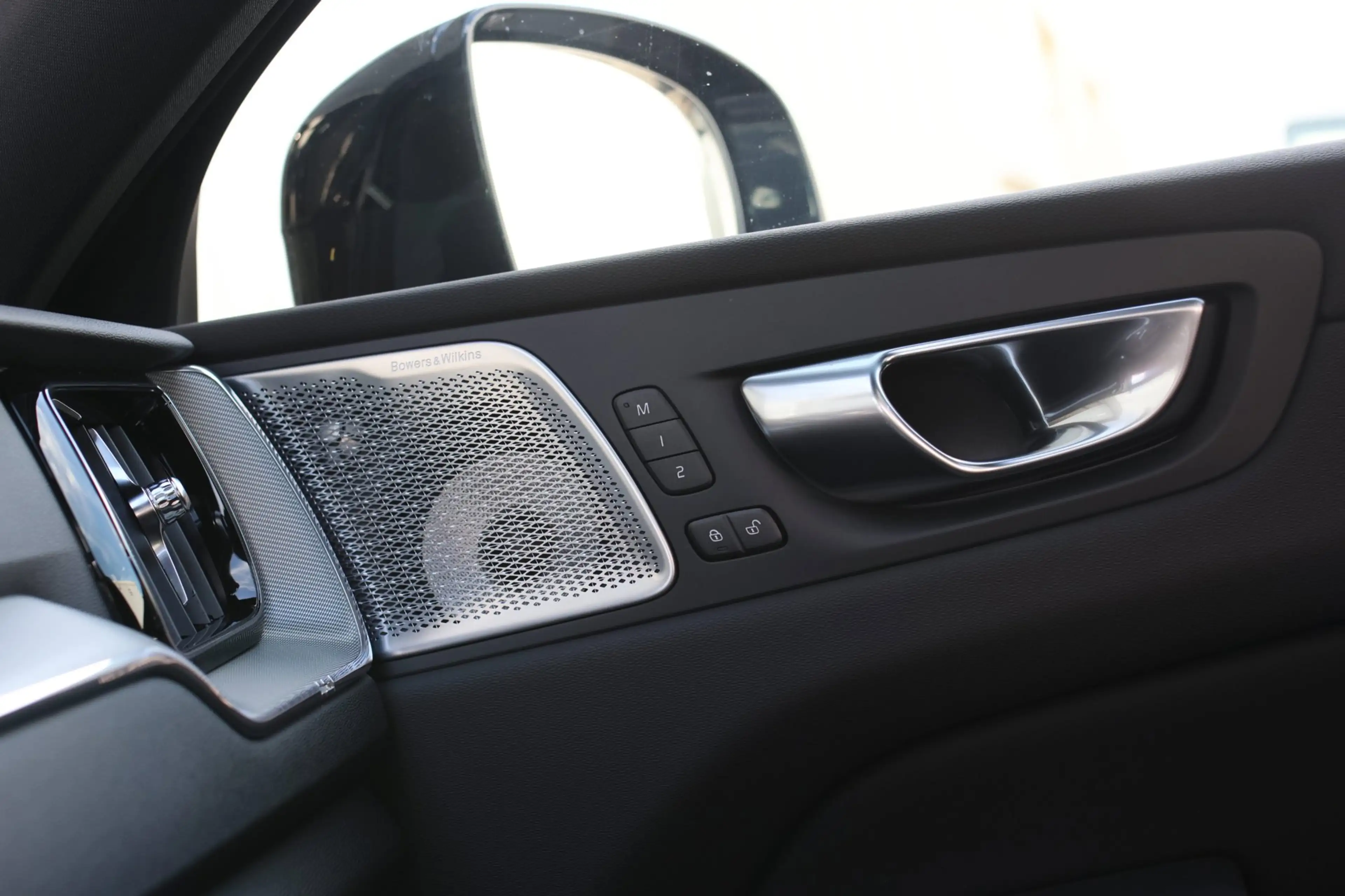 Volvo XC60 2.0 T8 Plug-in hybrid AWD Ultra Black Edition *B&W — photo 39