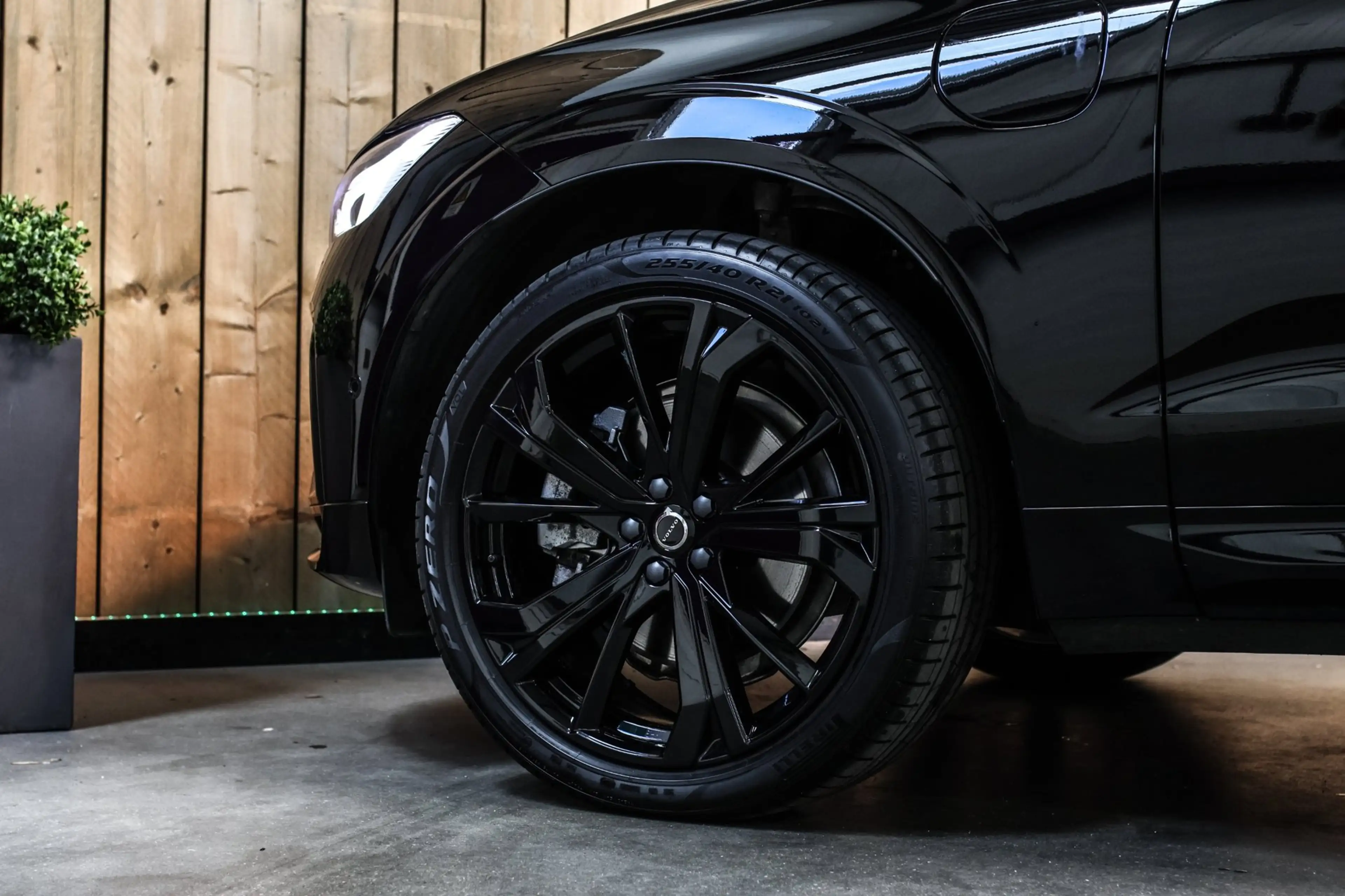 Volvo XC60 2.0 T8 Plug-in hybrid AWD Ultra Black Edition *B&W — photo 25