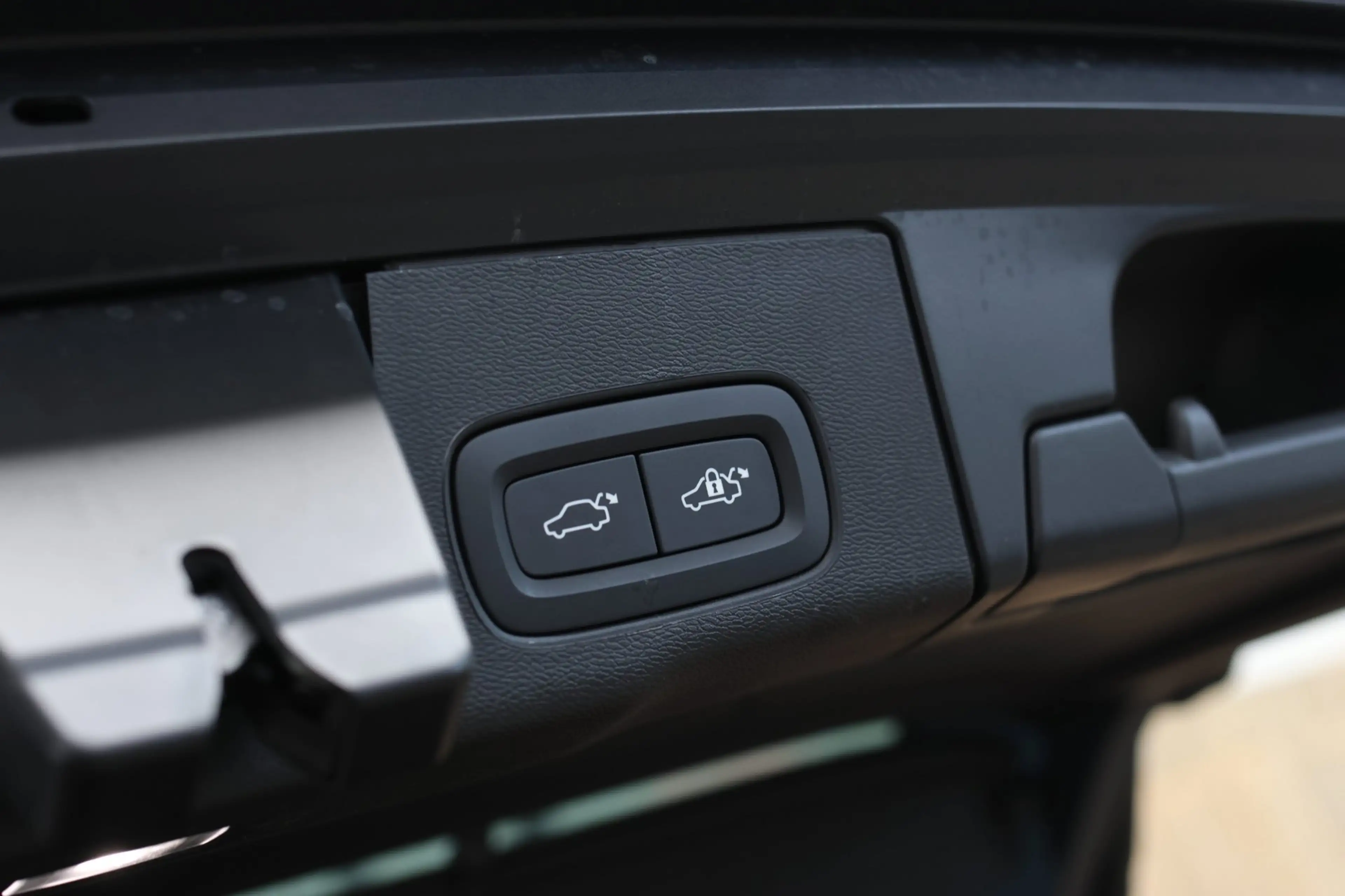 Volvo XC60 2.0 T8 Plug-in hybrid AWD Ultra Black Edition *B&W — photo 21
