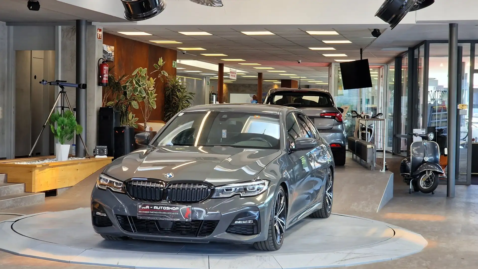 BMW 320 d xDrive M-Paket Aut. *Navi*Kamera*19Zoll* Grijs - 2
