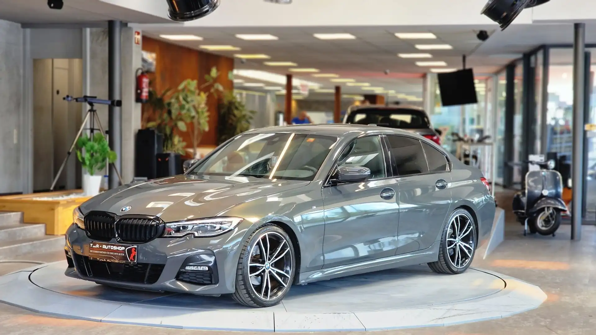 BMW 320 d xDrive M-Paket Aut. *Navi*Kamera*19Zoll* Grau - 2