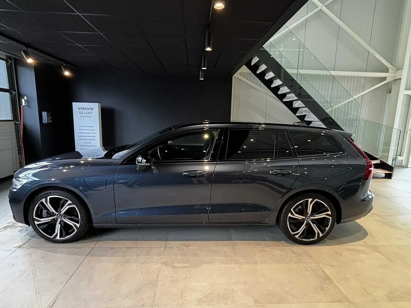 Volvo V60 Plus, T6 AWD Plug-in Hybrid, Elektrisch/Benzin, Da Blauw - 2