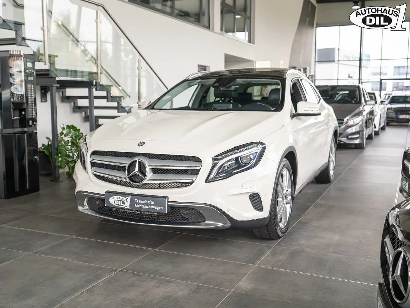 Mercedes-Benz GLA 220 d 4Matic 7G-DCT *PANO*LEDER* Blanc - 2