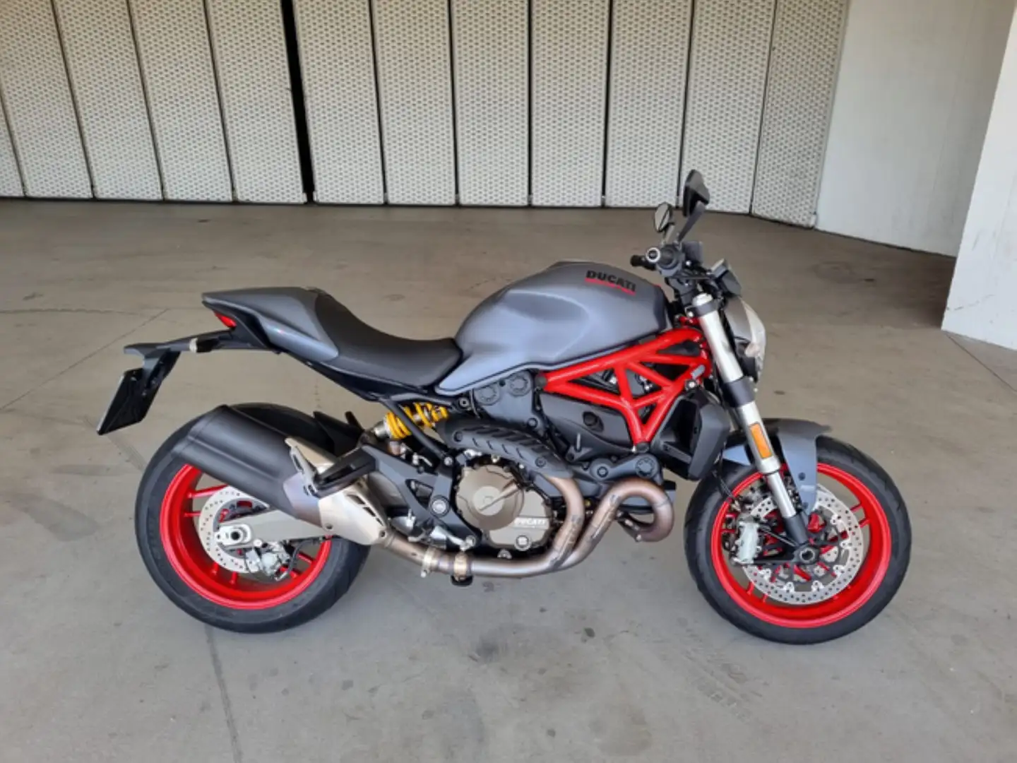 Ducati Monster 821 Rojo - 1