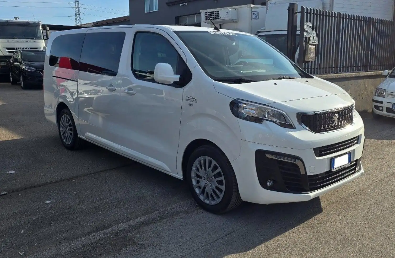 Peugeot Traveller BlueHDi 120 S&S Long Business Bílá - 2
