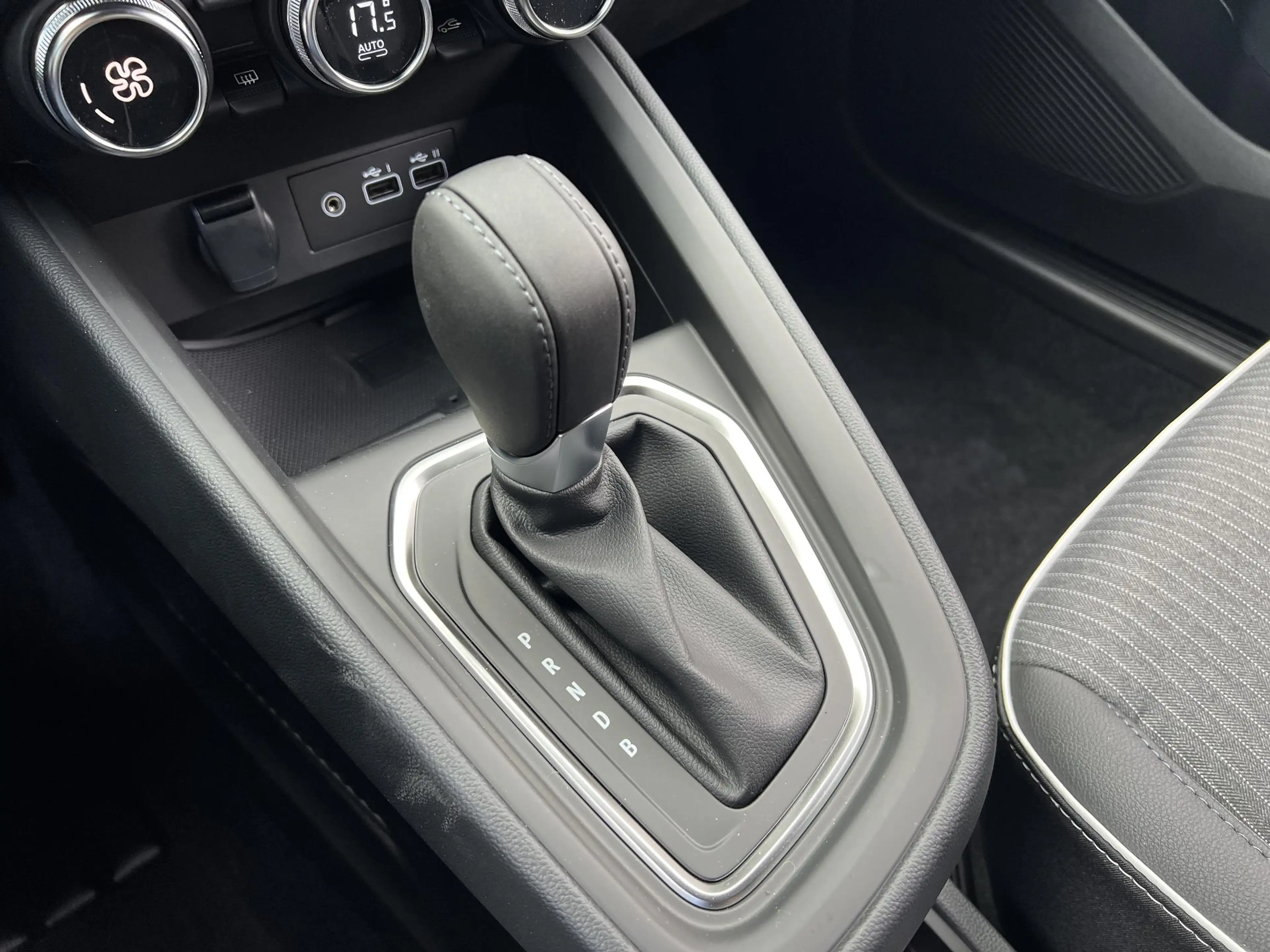 Mitsubishi Colt 1.6 HEV Intense+ Afneembare trekhaak — photo 25