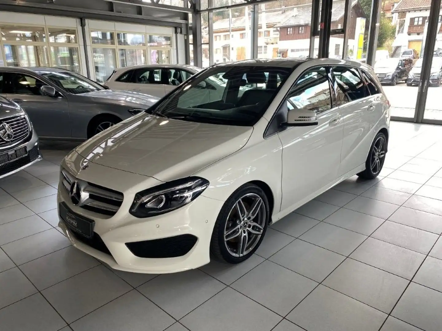 Mercedes-Benz B 220 d AMG LED STHZG SOUND Keyless Sound Navi Weiß - 2