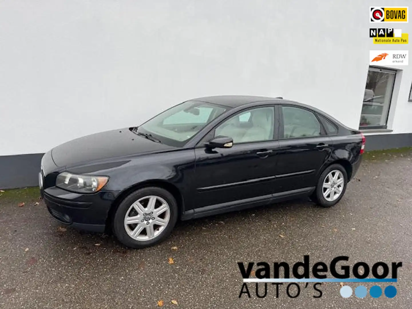 Volvo S40 1.8 Momentum, '05, nl-auto, airco, cruise controle Černá - 1