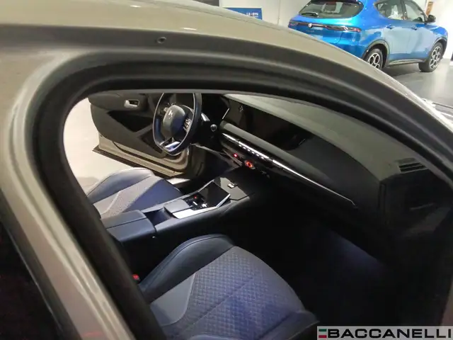 DS Automobiles DS 4 view 13
