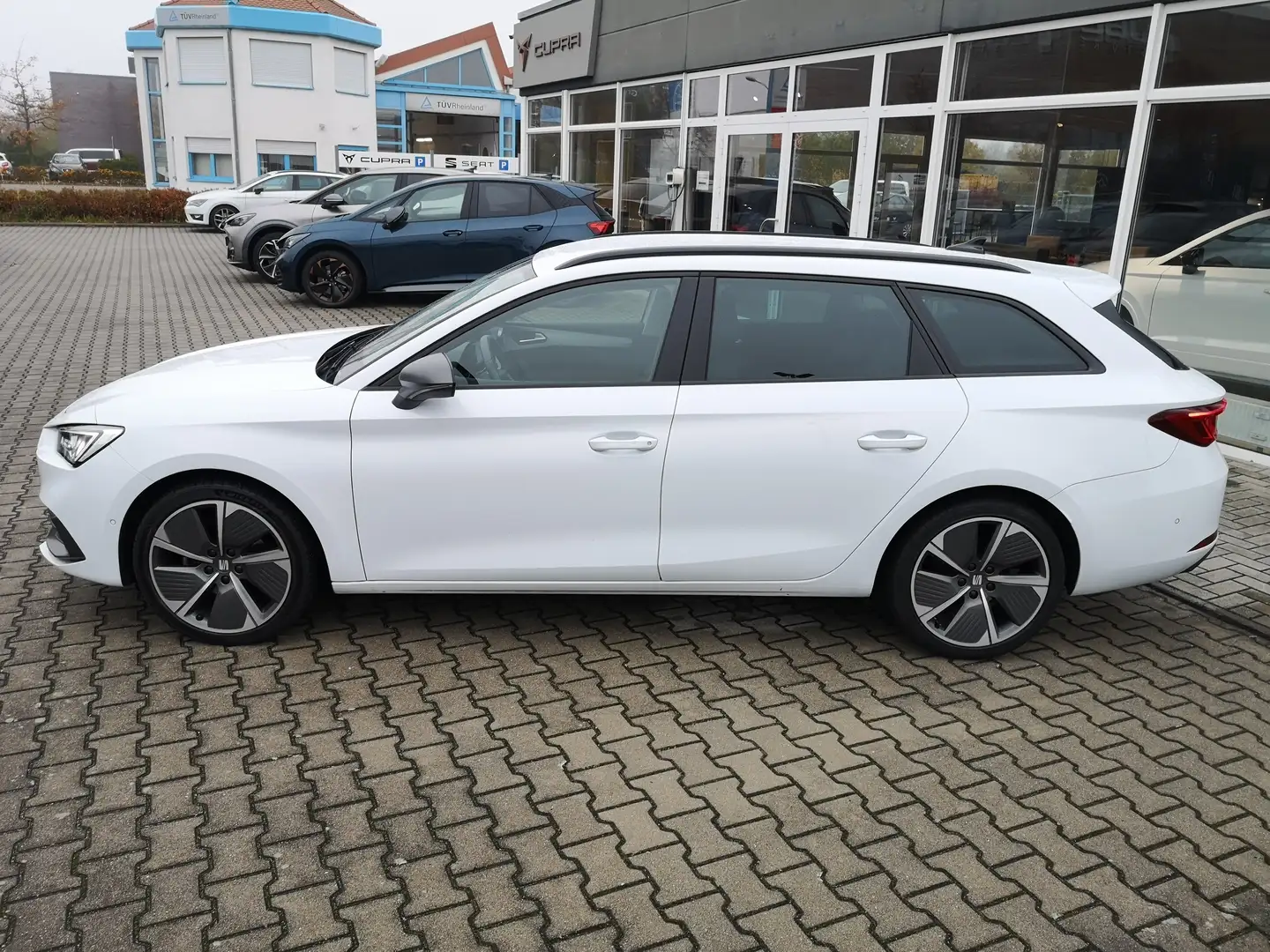 SEAT Leon FR Sportstourer 1.5eTSI DSG Kessy VollLED RFK Nav Weiß - 2