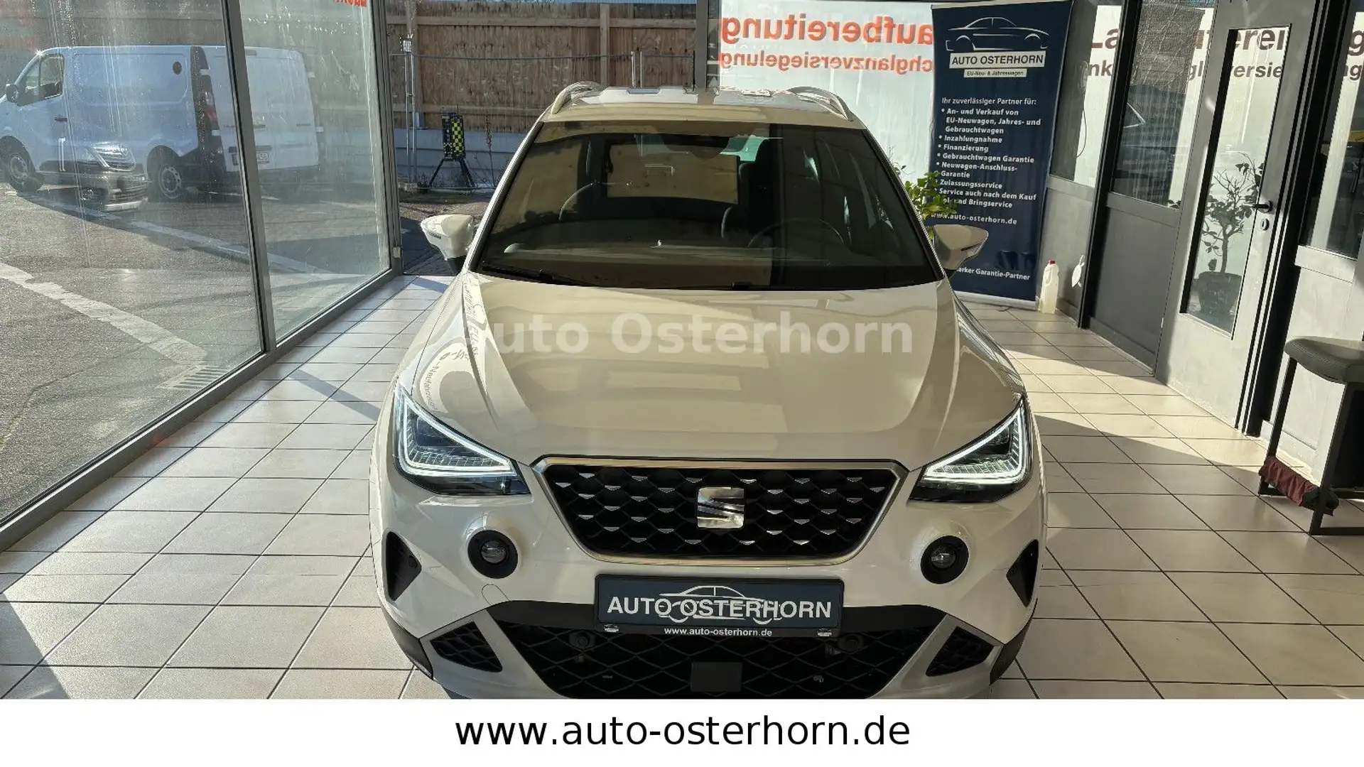 SEAT Arona TSI Xperience Beats / LED / Navi Weiß - 2