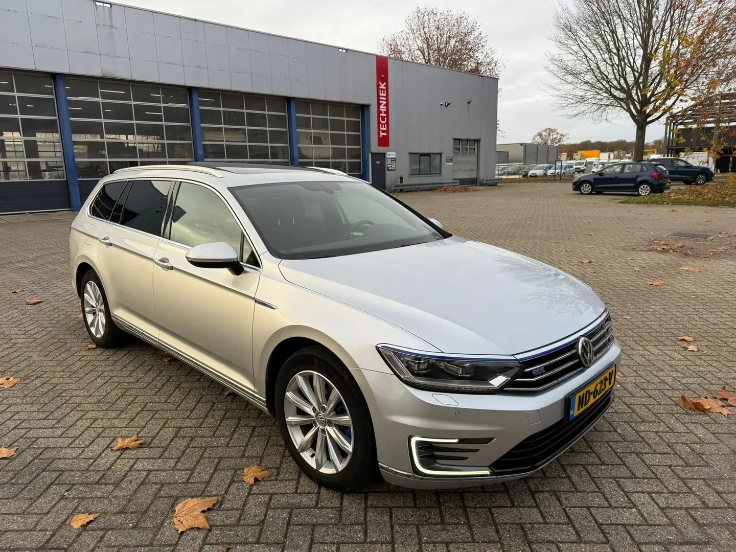Volkswagen Passat Variant 1.4 TSI GTE Connected Series Plus pano Grijs - 2