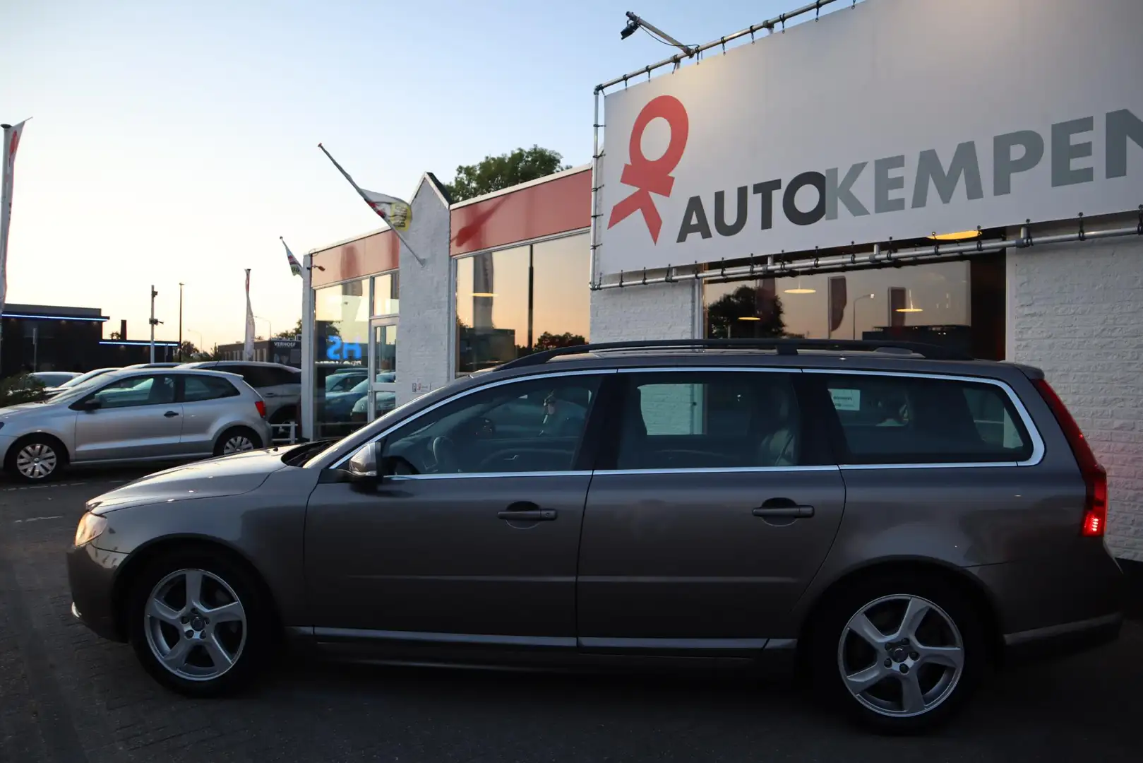 Volvo V70 1.6 DRIVe SUMMUM LEER|TREKHAAK|PERFECT ONDERHOUDEN Gris - 2