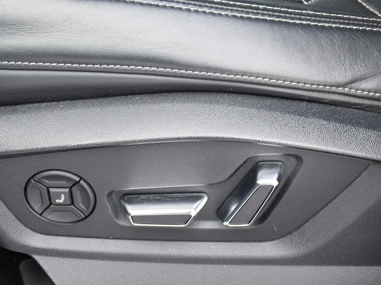 Audi SQ8 снимка Audi SQ8