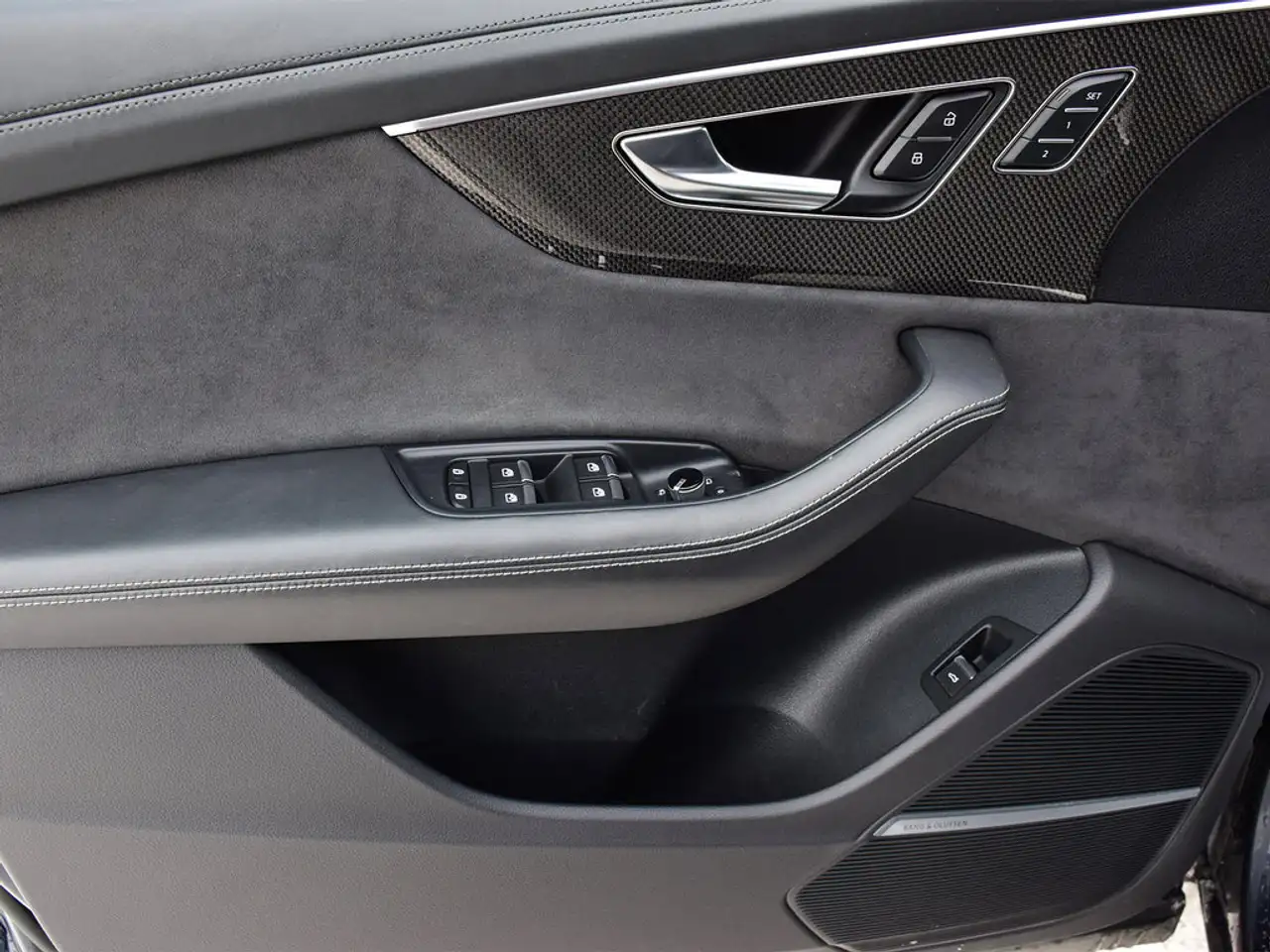 Audi SQ8 снимка Audi SQ8