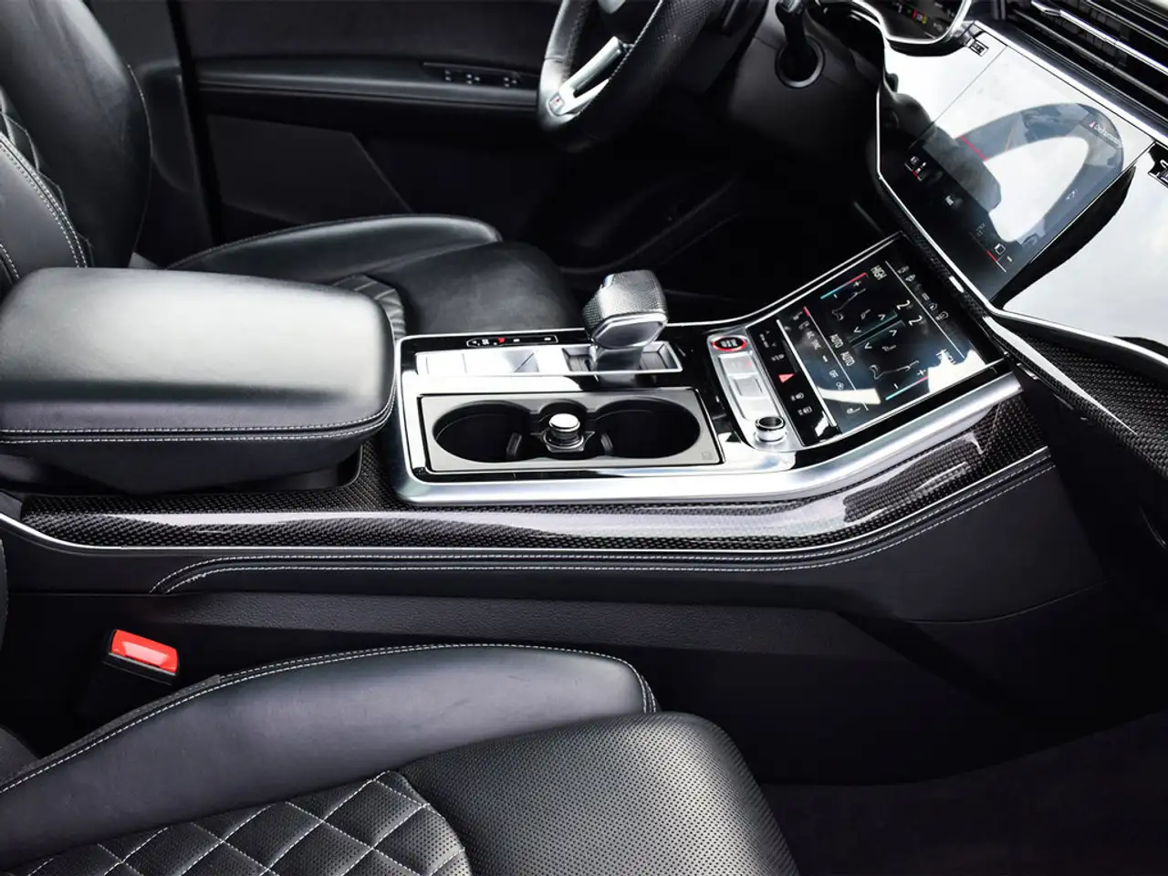 Audi SQ8 снимка Audi SQ8