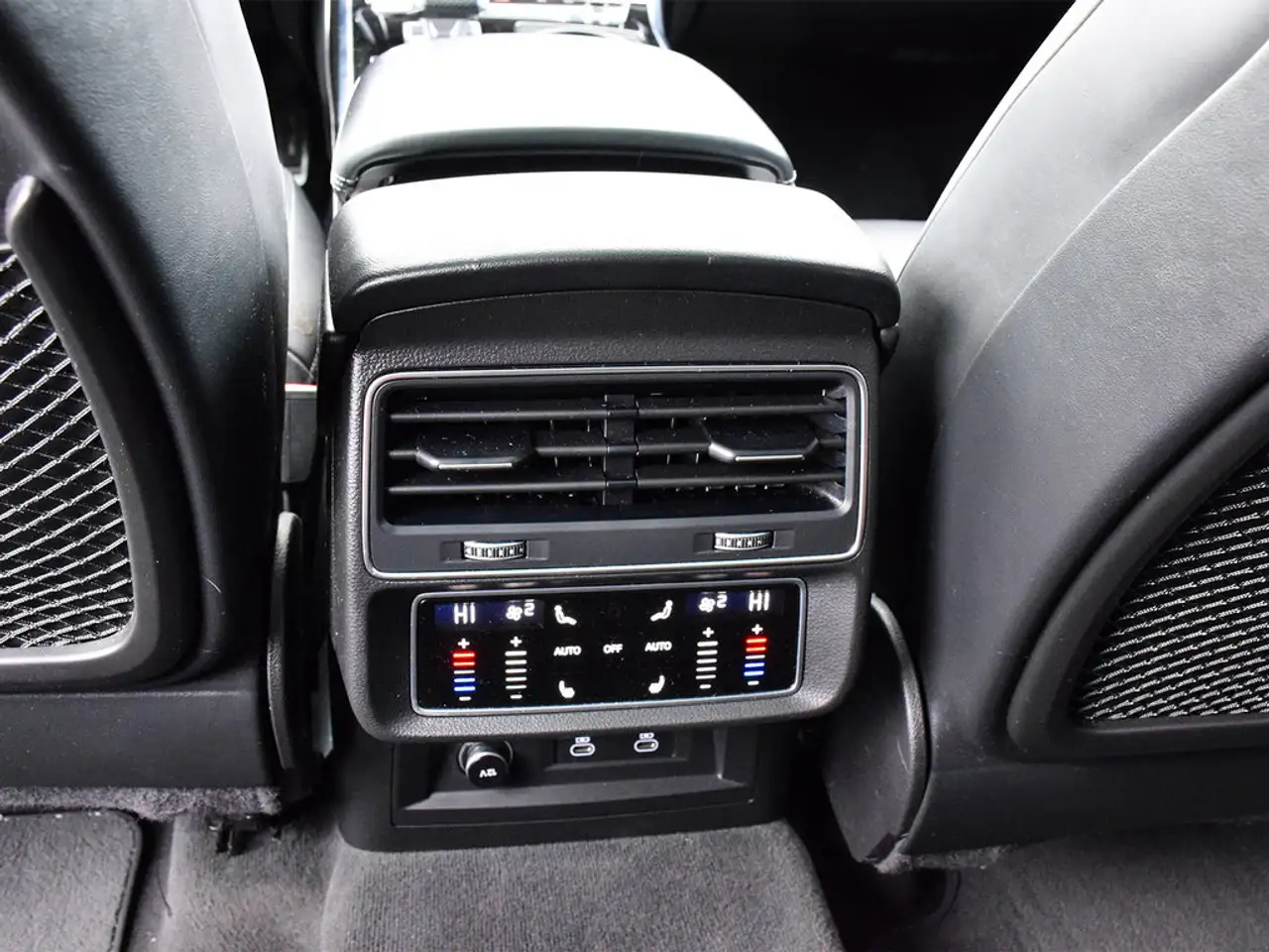 Audi SQ8 снимка Audi SQ8