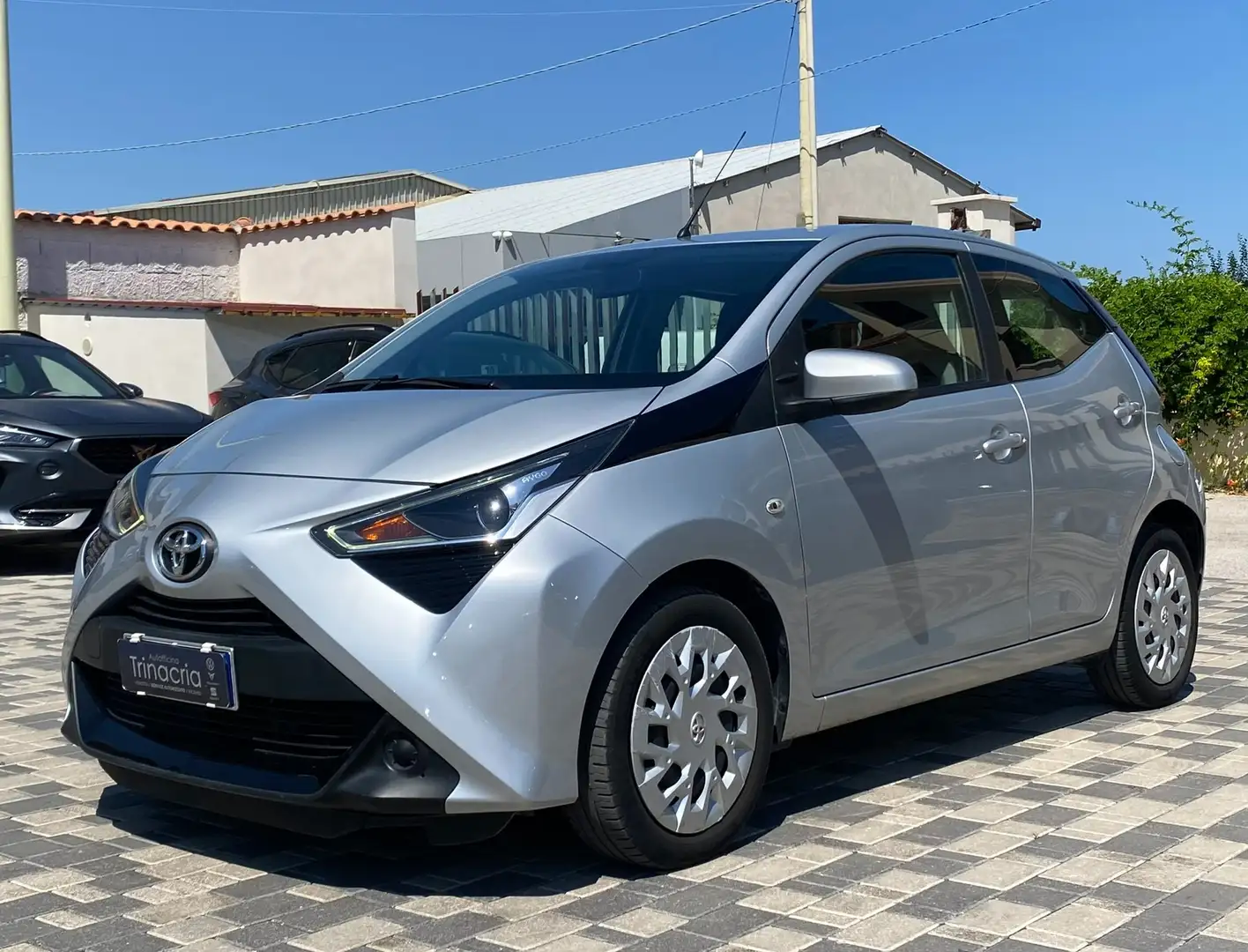 Toyota Aygo 1.0 x-business 72CV 5 porte Argento - 1