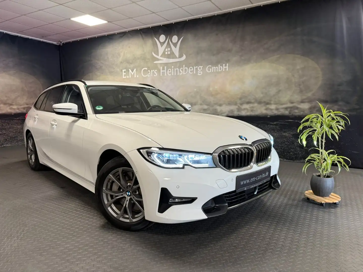 BMW 330 e Touring xDrive Sport Line AHK Head-Up 1.Hd Weiß - 1