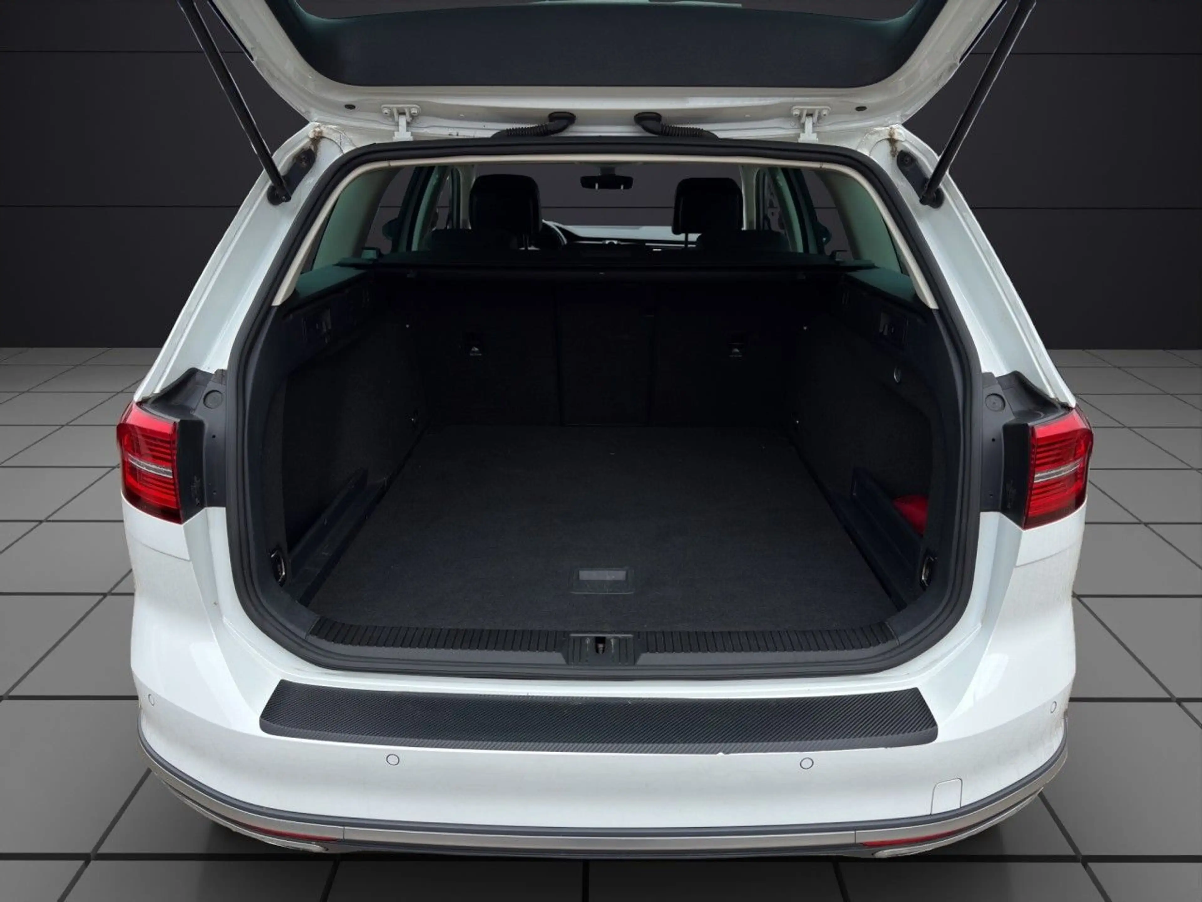 Volkswagen Passat Alltrack 2.0 TDI 4MO DSG NAVI LED ACC CAM — photo 6