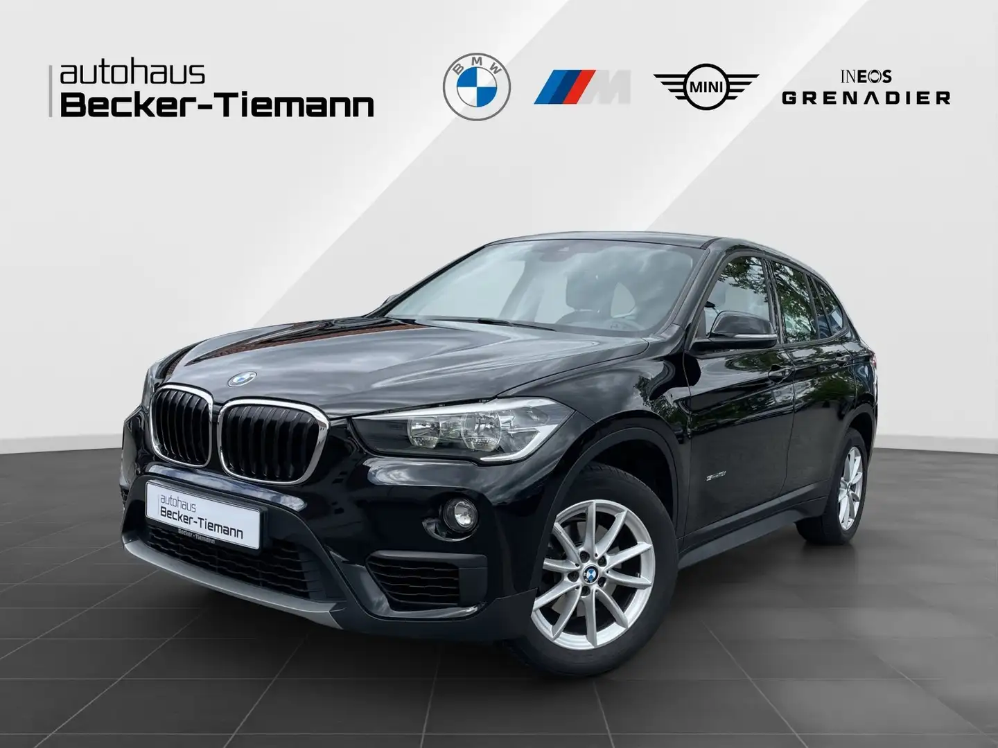 BMW X1 sDrive18i *AUT.*AHK*NAVI*SITZHZG.*SCHECKHEFT* crna - 1