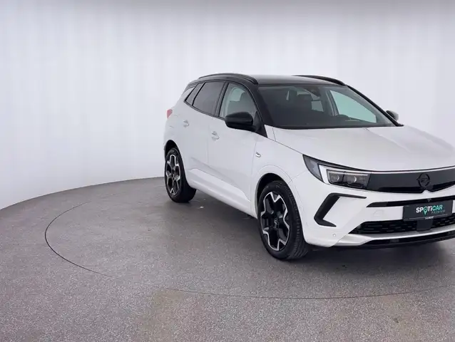Opel Grandland view 3