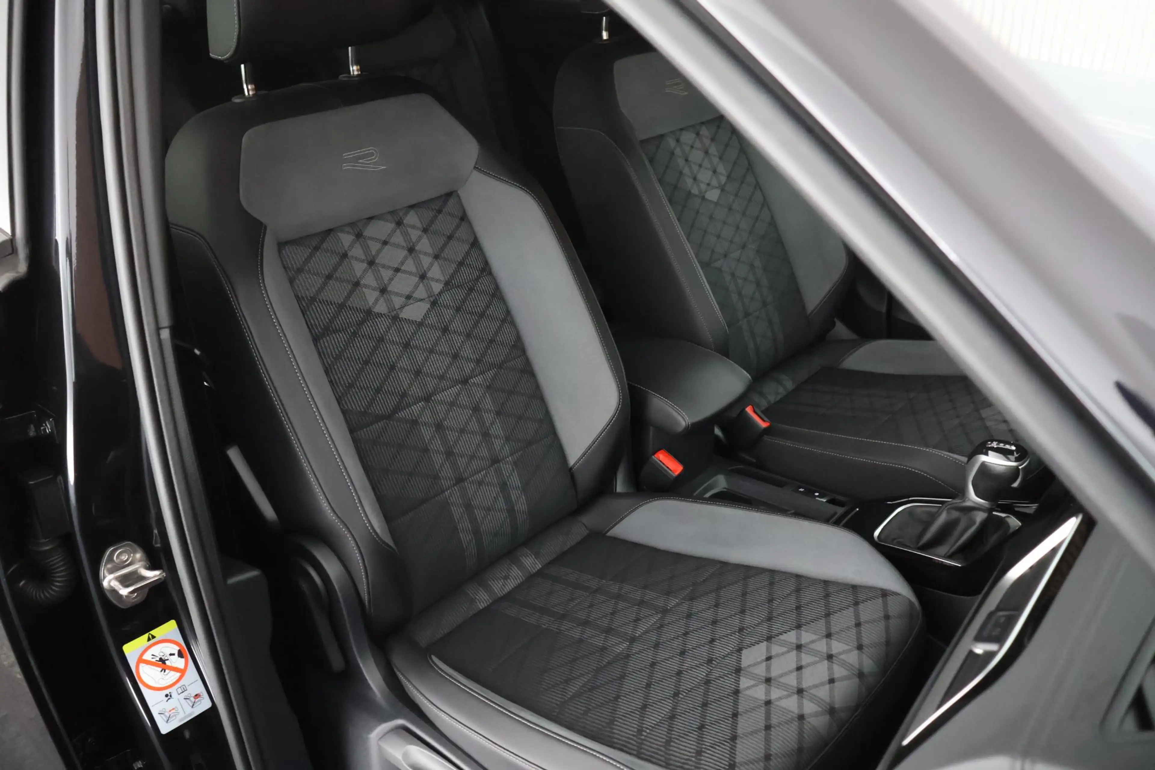 Volkswagen T-Roc 1.5 TSI 150pk DSG R-Line Business+ Trekhaak Camera — photo 2
