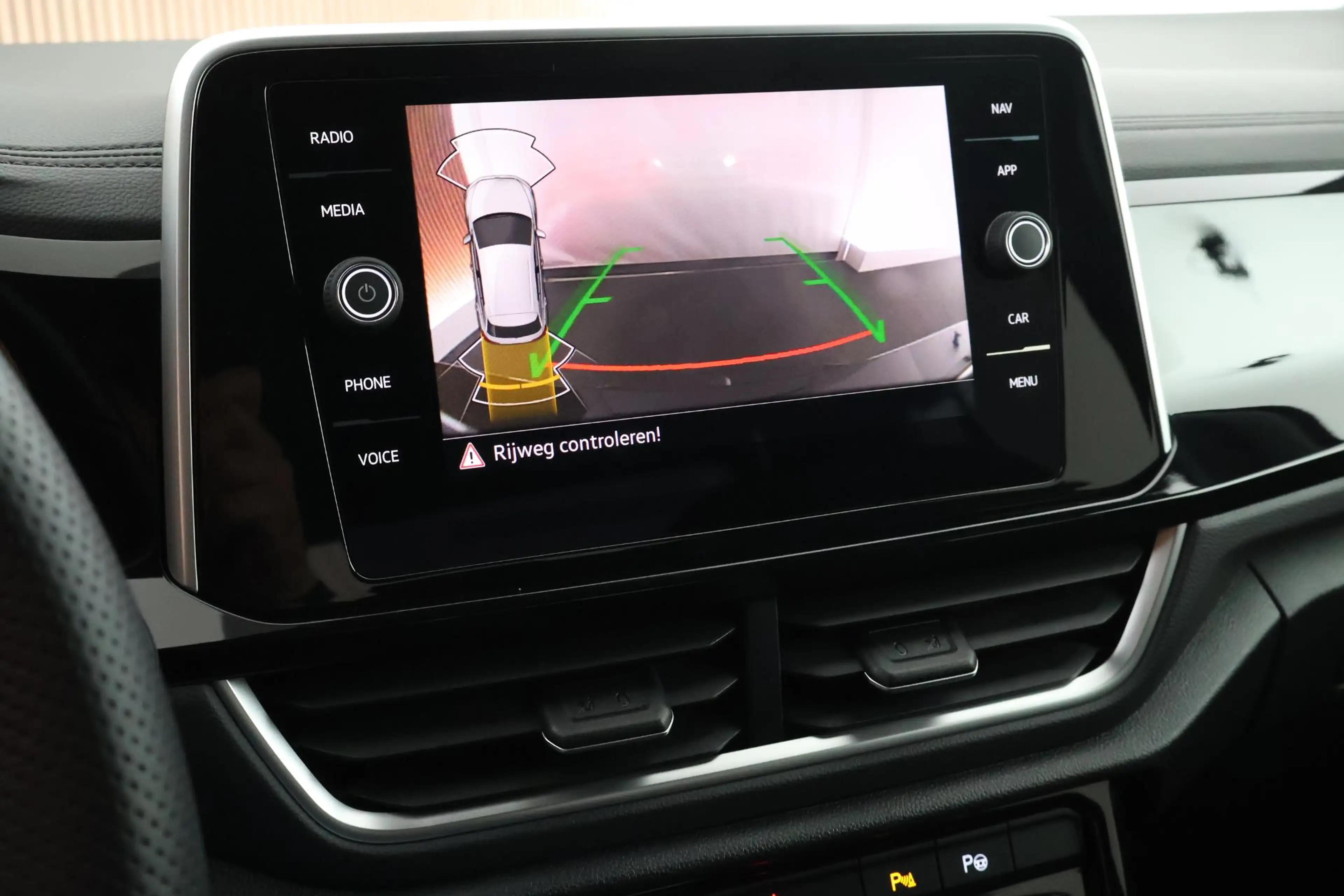 Volkswagen T-Roc 1.5 TSI 150pk DSG R-Line Business+ Trekhaak Camera — photo 5