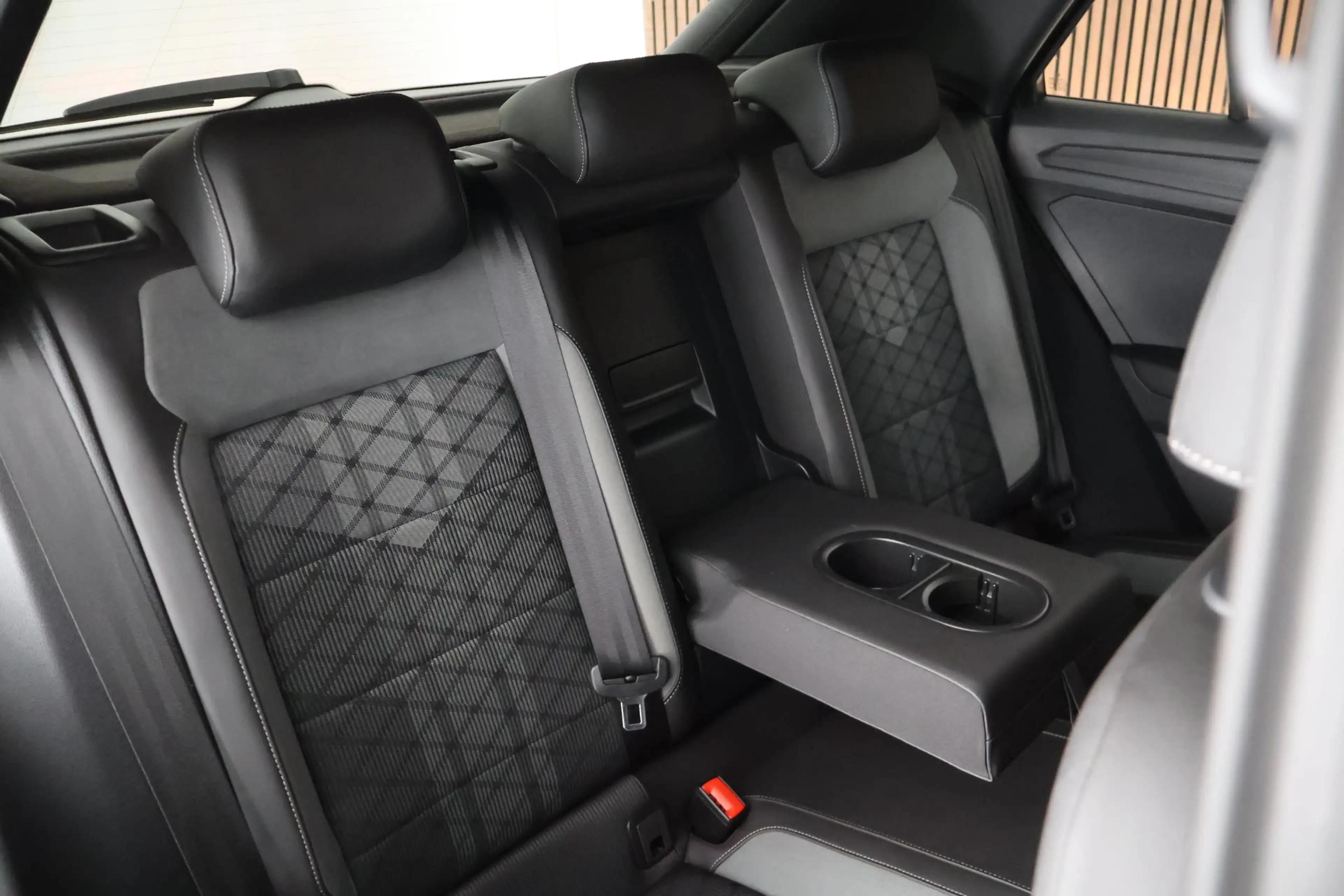Volkswagen T-Roc 1.5 TSI 150pk DSG R-Line Business+ Trekhaak Camera — photo 42