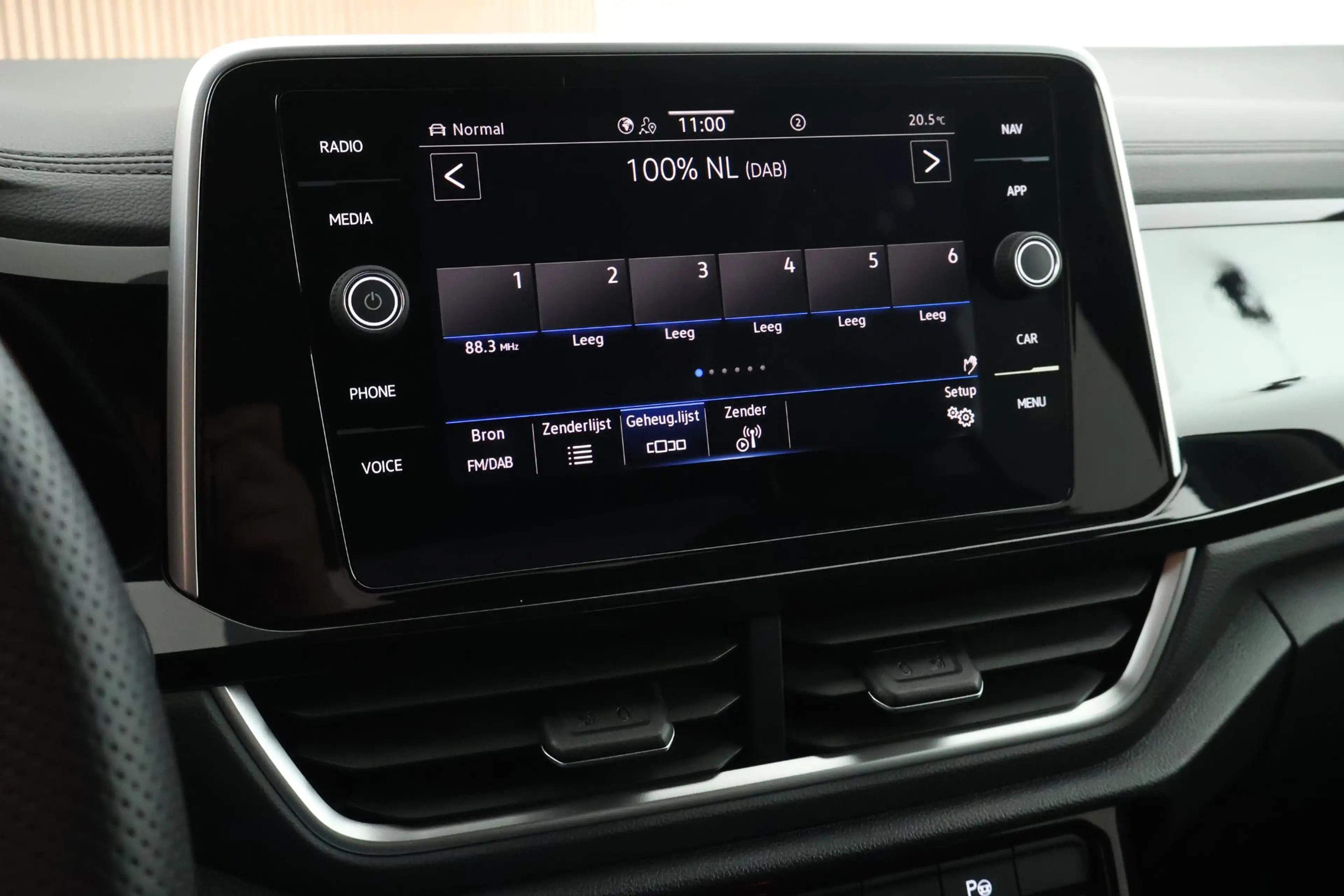 Volkswagen T-Roc 1.5 TSI 150pk DSG R-Line Business+ Trekhaak Camera — photo 36