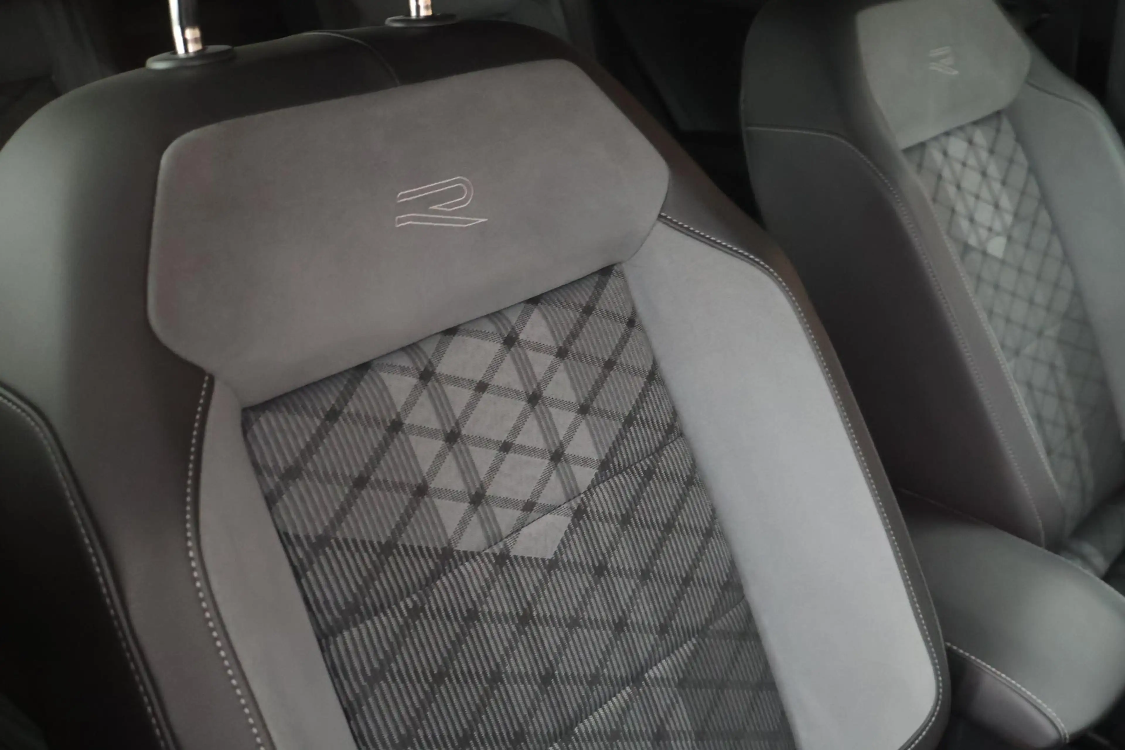 Volkswagen T-Roc 1.5 TSI 150pk DSG R-Line Business+ Trekhaak Camera — photo 43