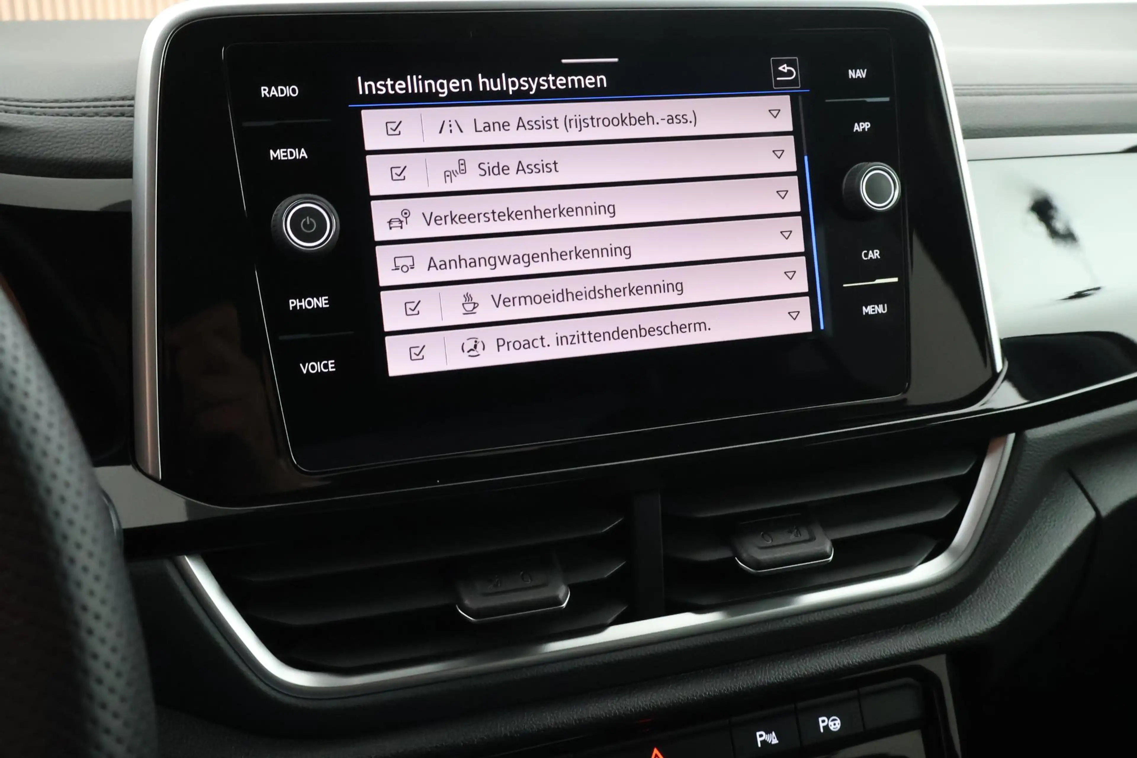 Volkswagen T-Roc 1.5 TSI 150pk DSG R-Line Business+ Trekhaak Camera — photo 32