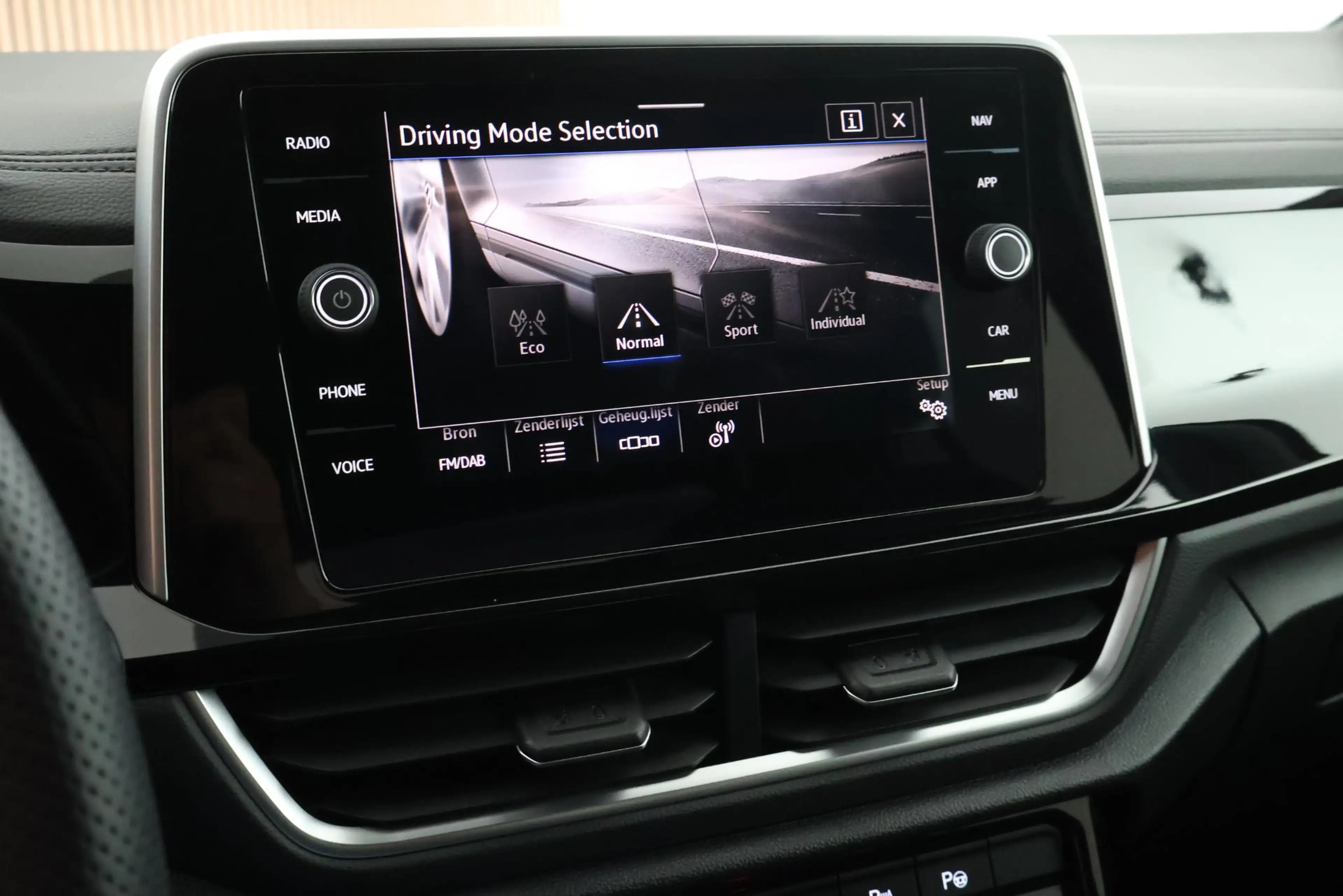Volkswagen T-Roc 1.5 TSI 150pk DSG R-Line Business+ Trekhaak Camera — photo 37