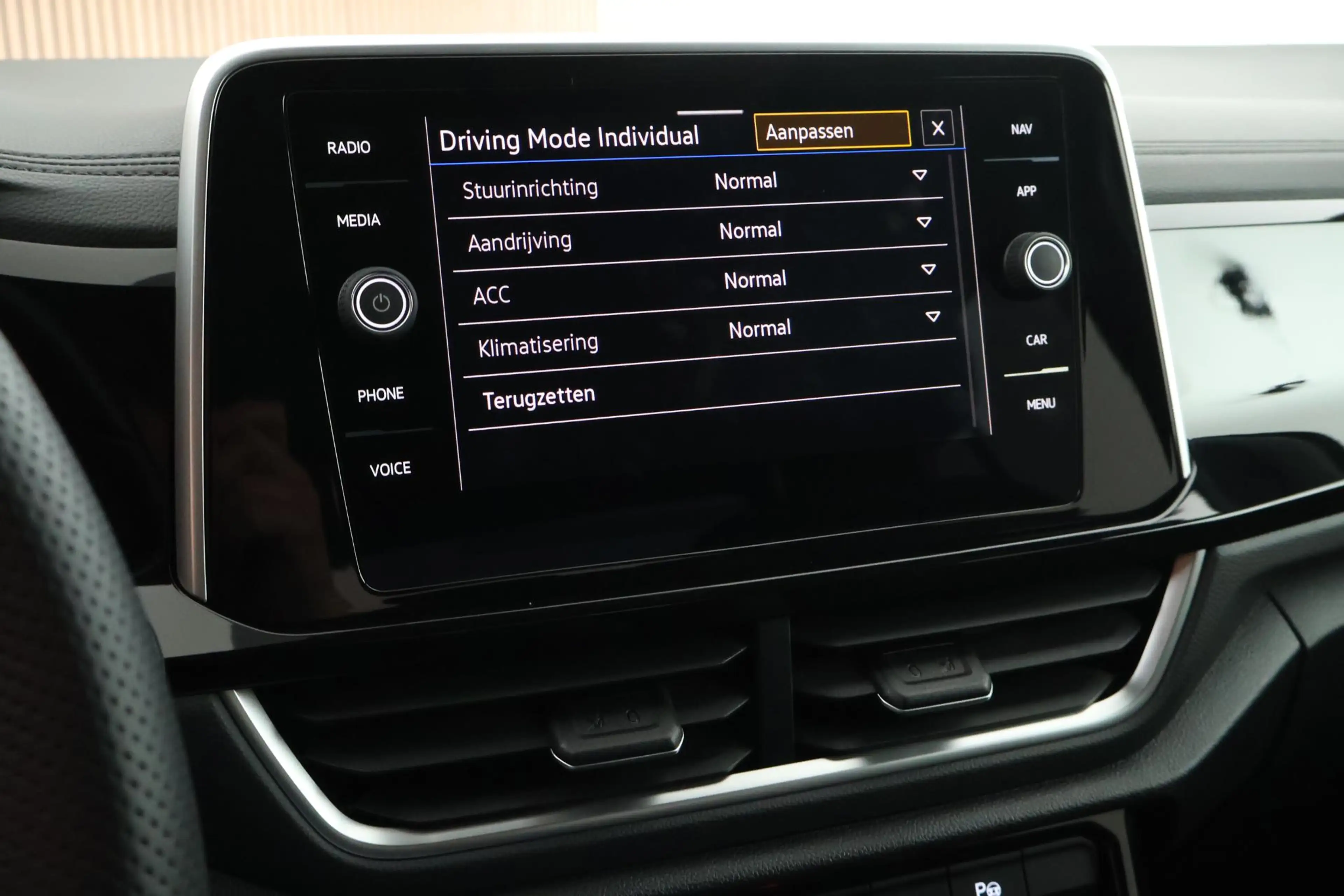 Volkswagen T-Roc 1.5 TSI 150pk DSG R-Line Business+ Trekhaak Camera — photo 38