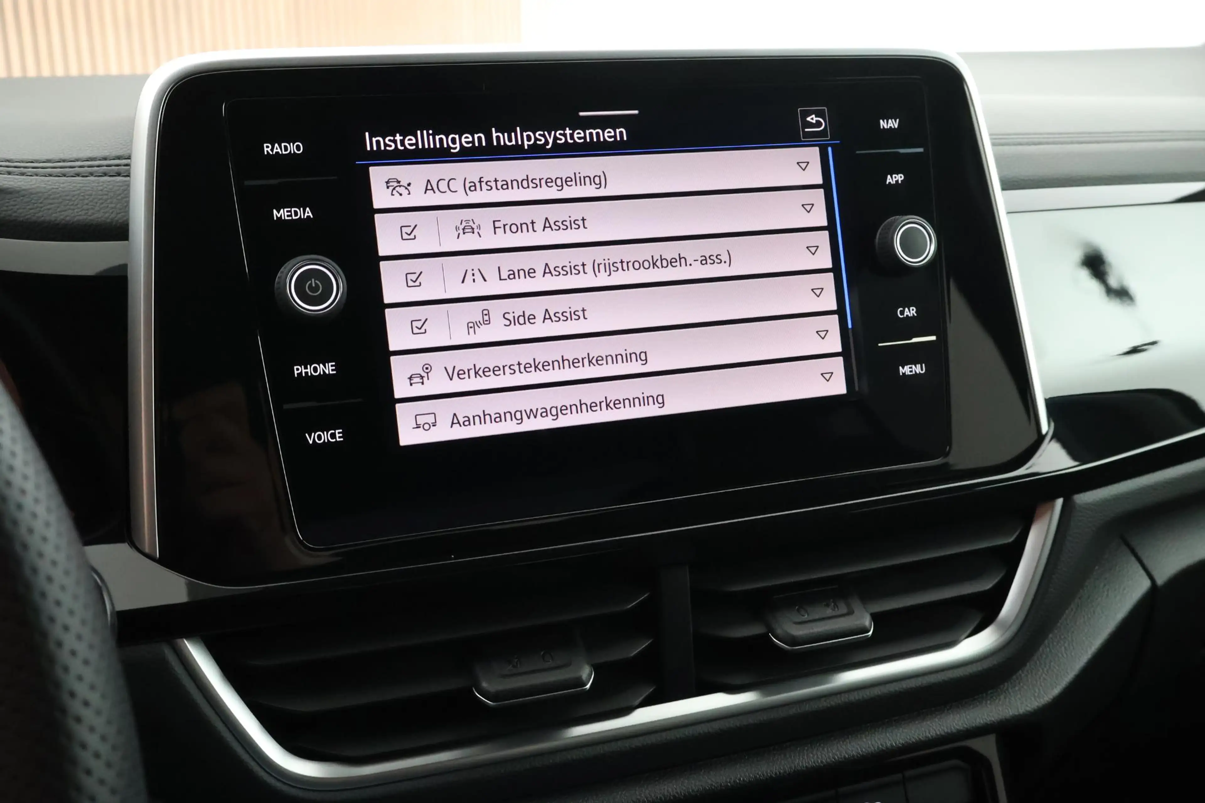 Volkswagen T-Roc 1.5 TSI 150pk DSG R-Line Business+ Trekhaak Camera — photo 31