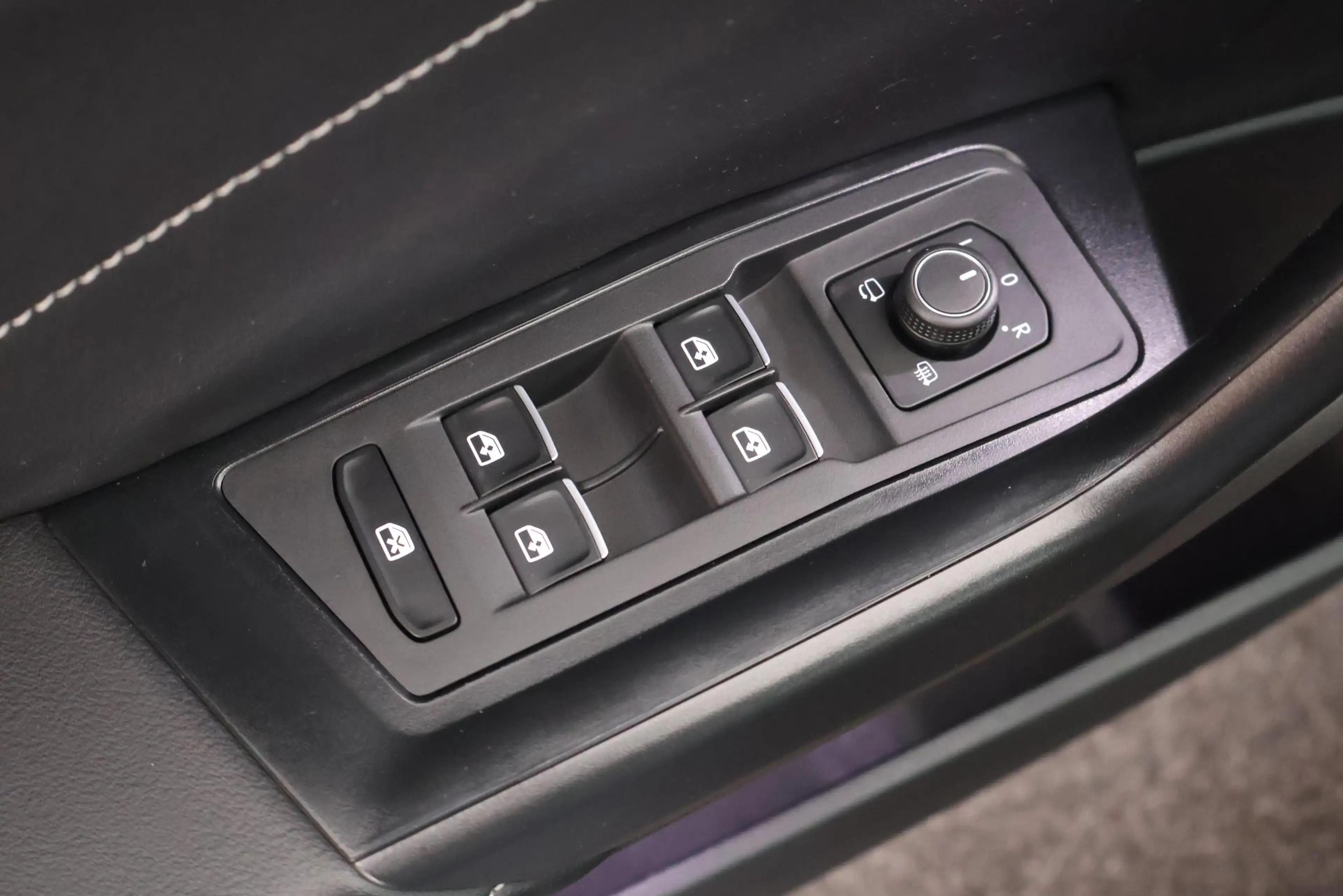 Volkswagen T-Roc 1.5 TSI 150pk DSG R-Line Business+ Trekhaak Camera — photo 16