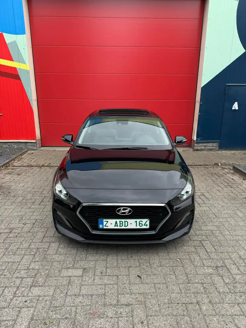 Hyundai i30 i30 Fastback 1.4 / Entret. complet. / Prete a imm. Zwart - 2