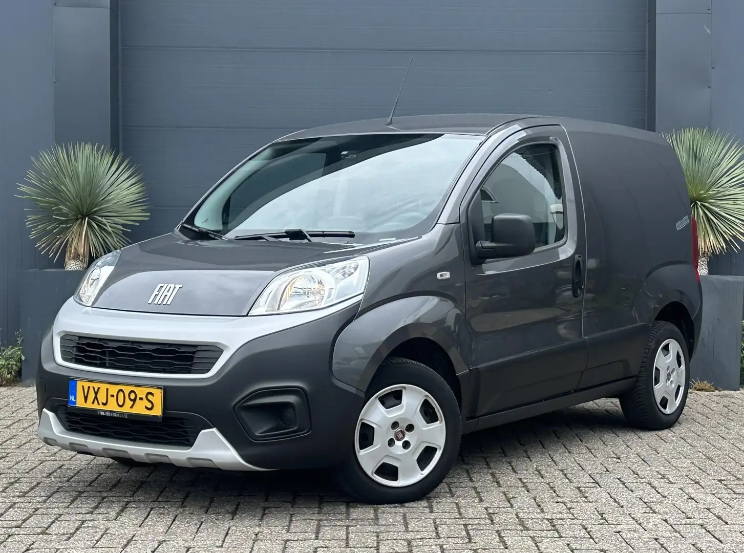 Fiat Fiorino 1.3 MJ Adventure Btw Auto Grijs - 2