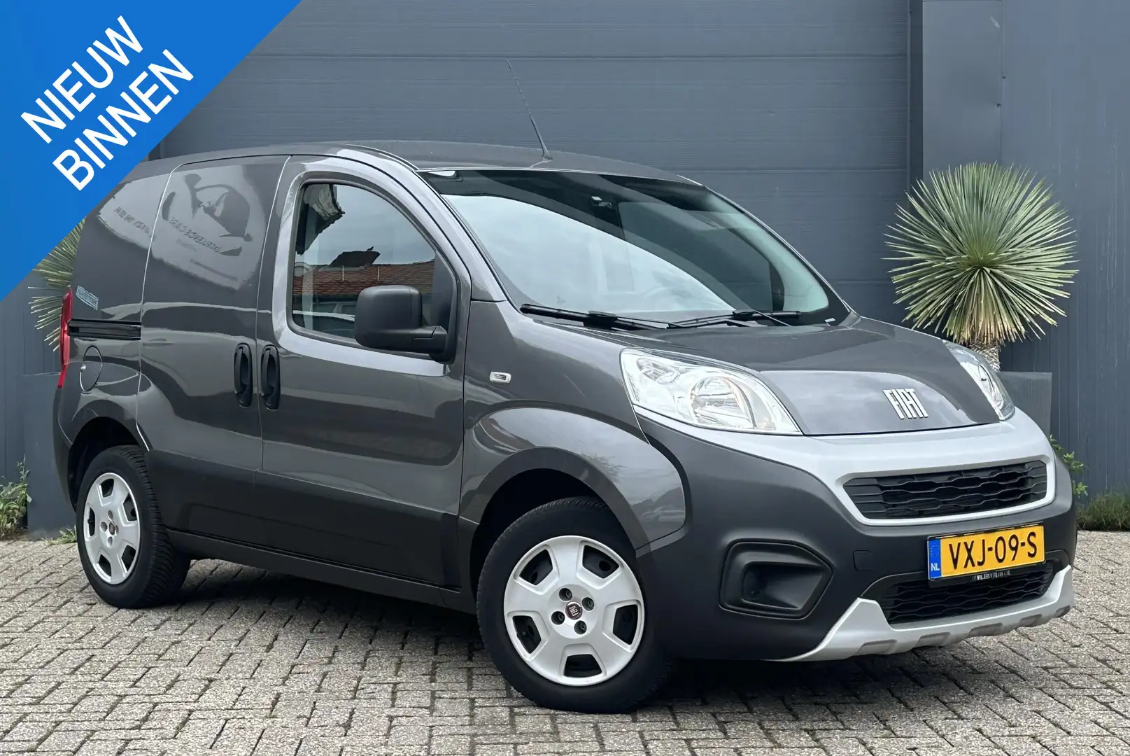 Fiat Fiorino 1.3 MJ Adventure Btw Auto Grijs - 1