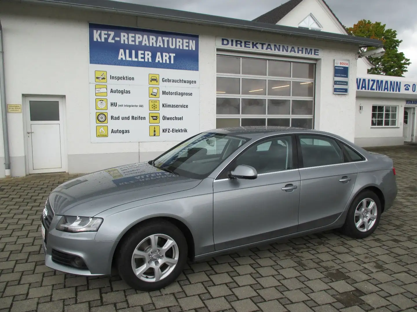 Audi A4 Lim. Attraction, 97000km, 1. Hand Grau - 1