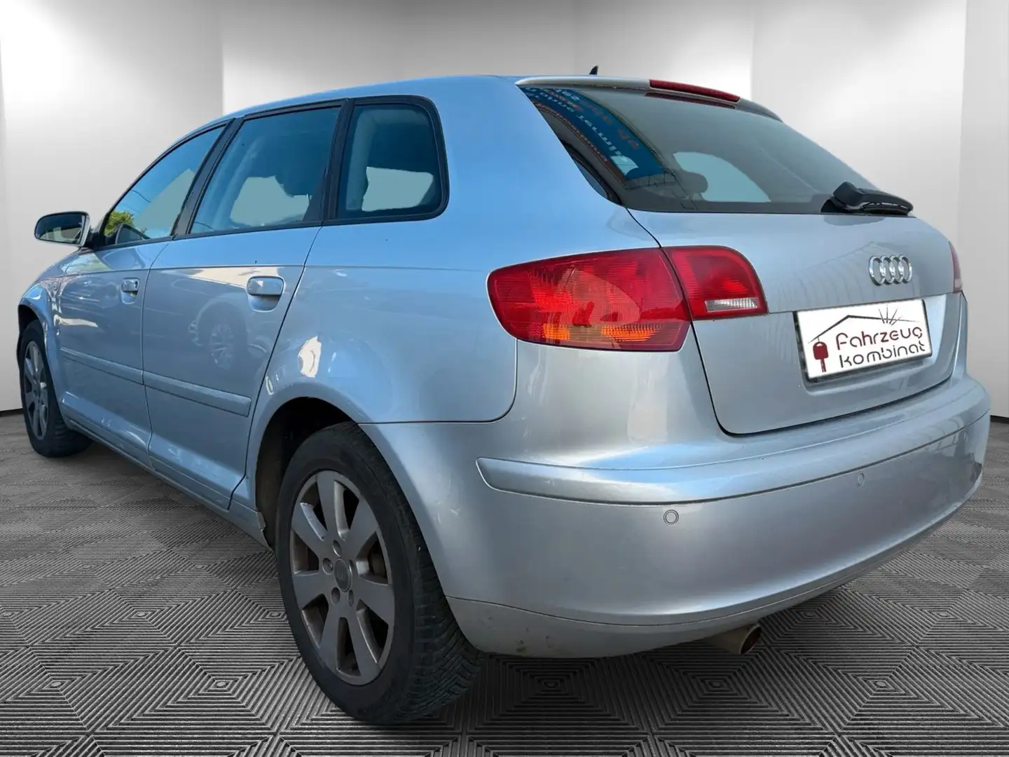 Audi A3 Sportback 1.6 FSI*TÜV 02/2026*KLIMA*XENON*NAV Zilver - 2