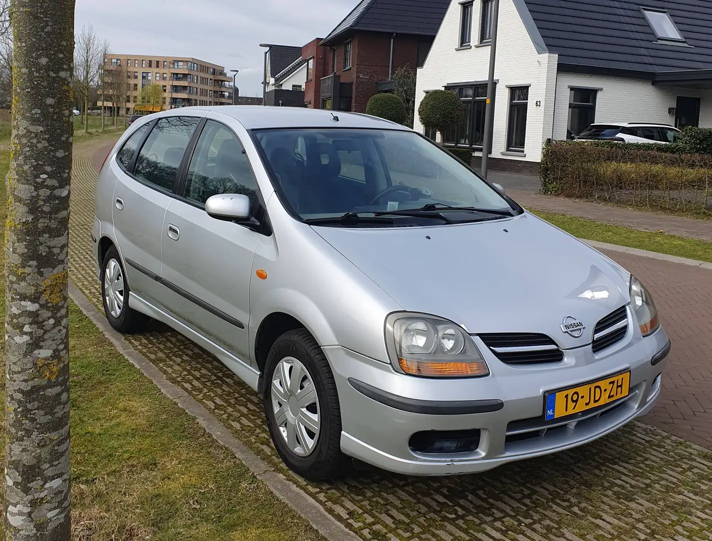 Nissan Almera Tino Almera Tino 1.8 Comfort Silber - 2