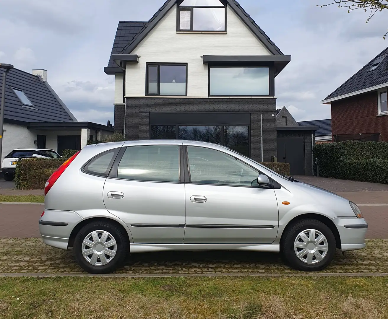 Nissan Almera Tino Almera Tino 1.8 Comfort Silber - 1