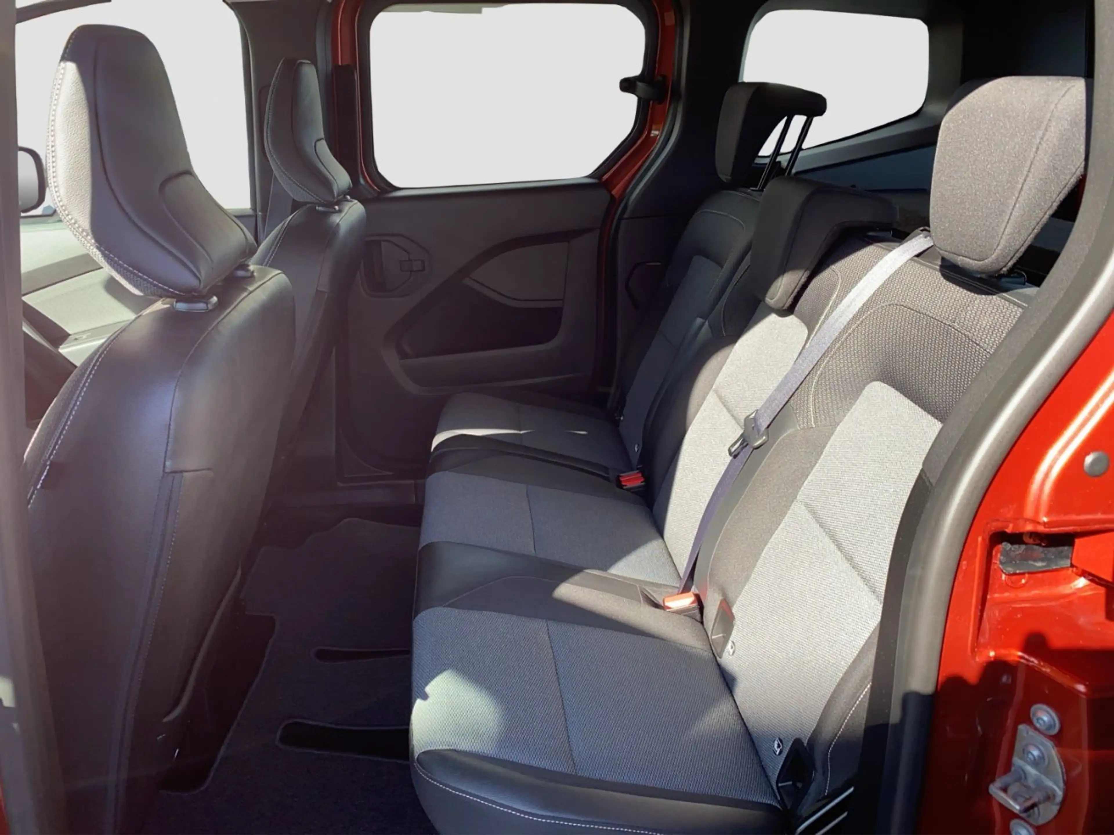 Renault Kangoo III 1.3 TCe130 Equilibre LED+SHZ+PDC — photo 9